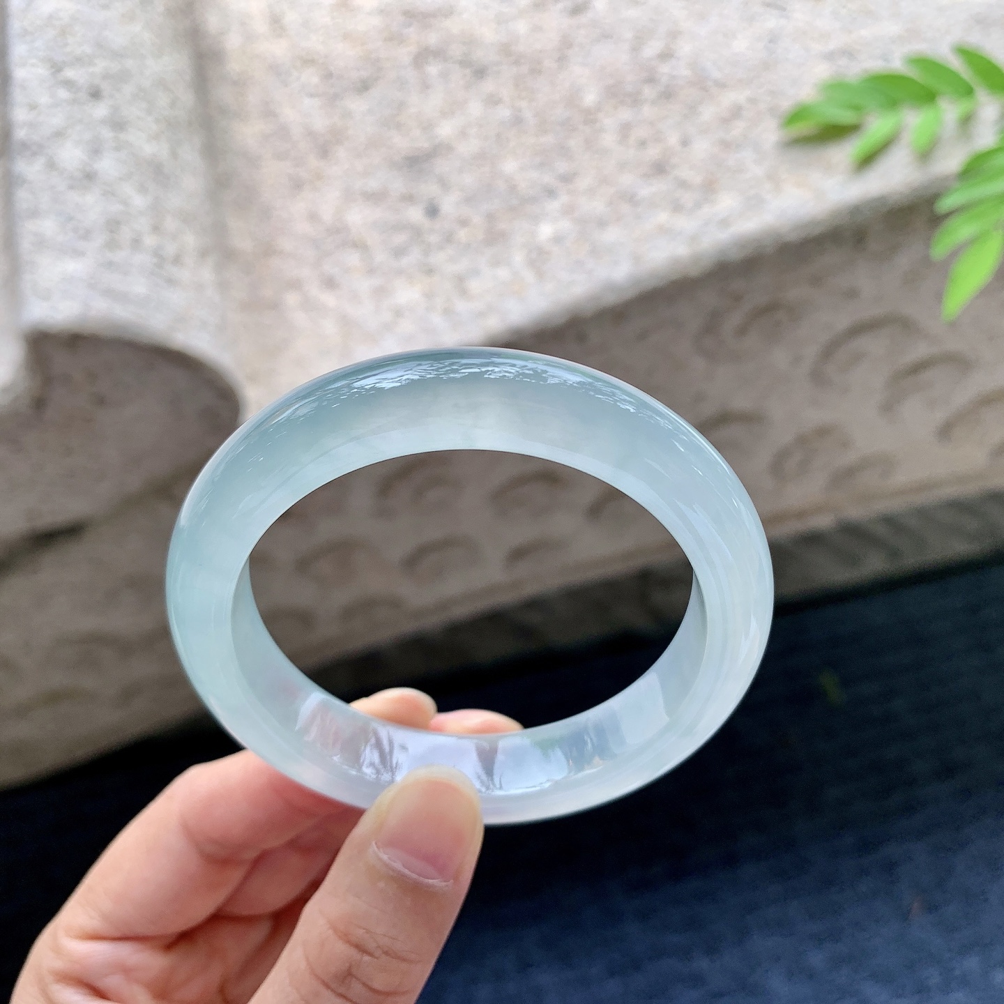 正圈53 54，圈口54.3/12.1/8.3，编码HC073029，冰种晴底，清透，水润，种老，细腻，打灯有絮线