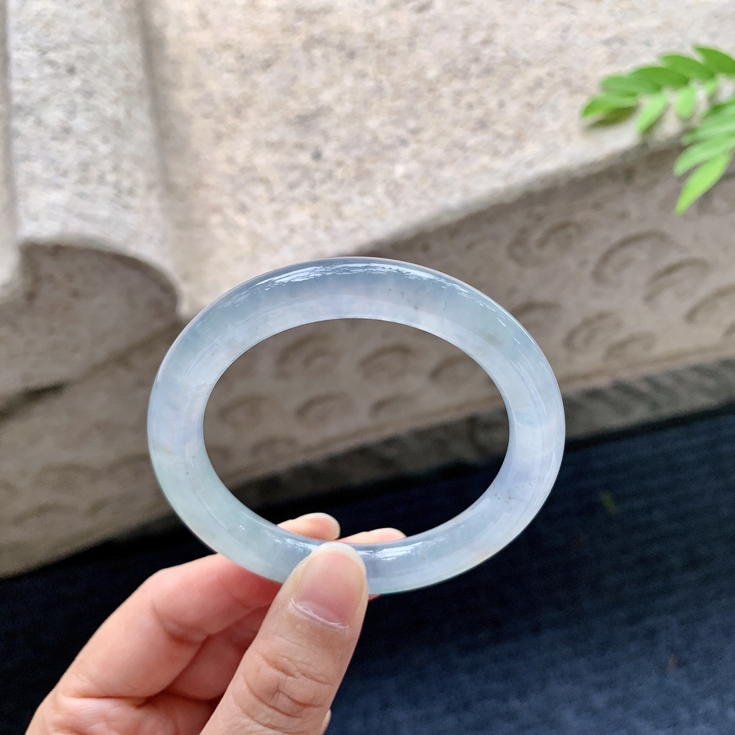 圆条51 52，圈口52.4/9/9，编码QX073042，描述糯冰，水润，种老，细腻，打灯有纹线