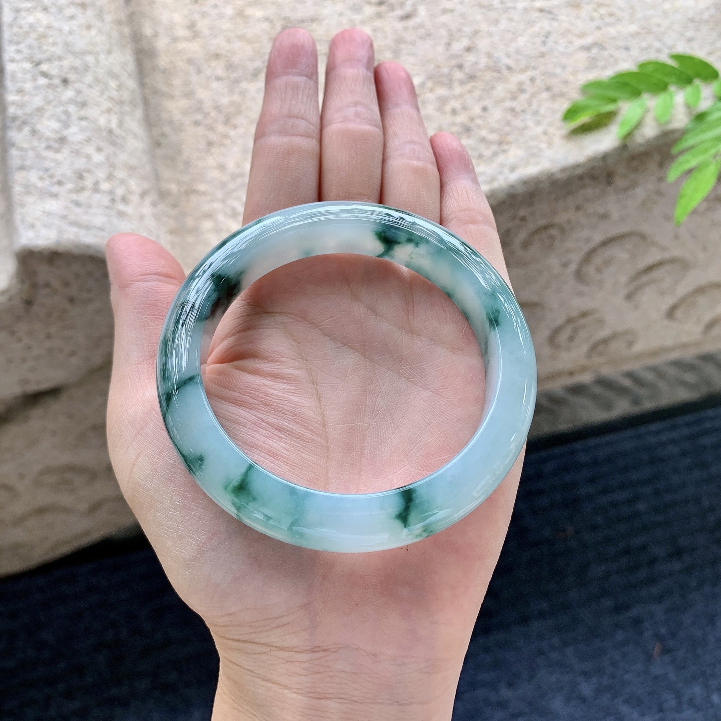 正圈56 57，圈口57.6/12/8.8，编码YT073061，细糯飘花，水润，种老，细腻，无裂。