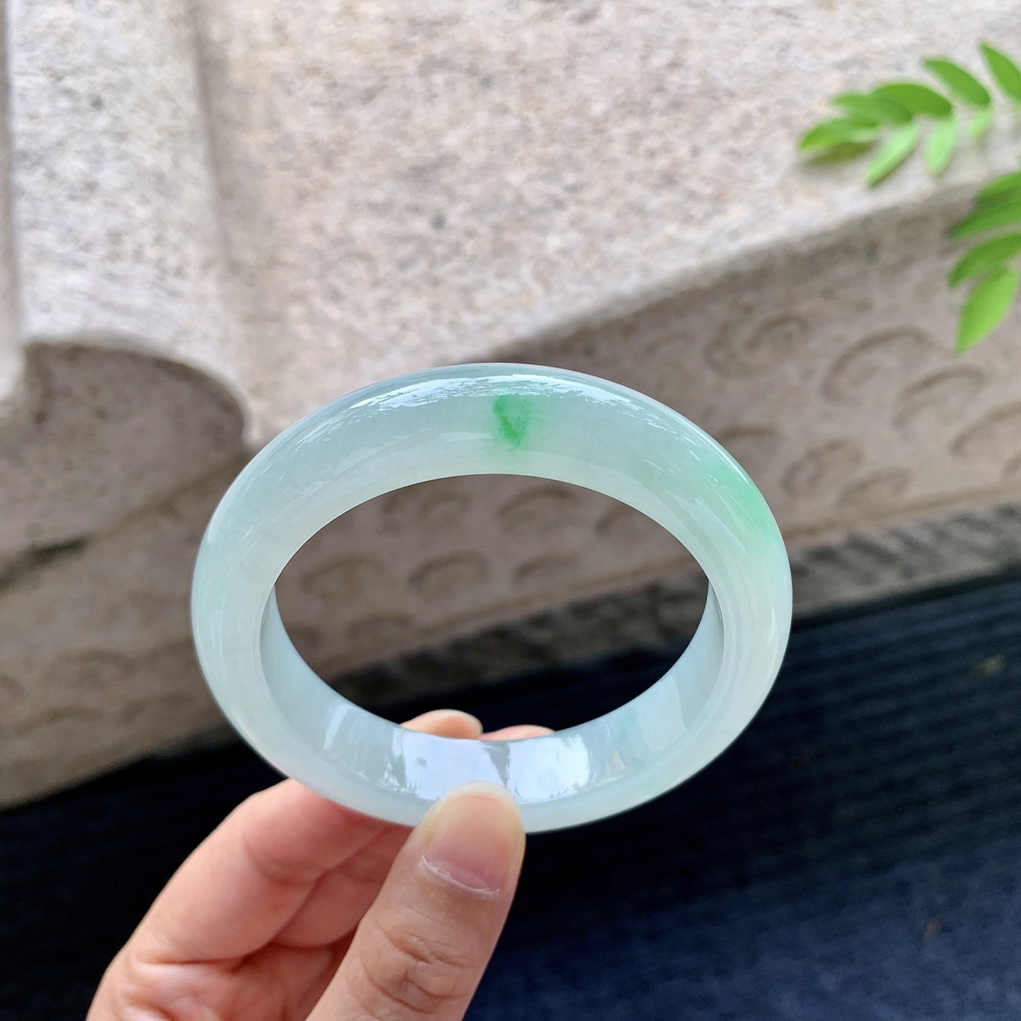 正圈55 56，圈口56/12.7/9，编码B2073006，描述：糯冰飘绿，水润，种老，细腻，内侧有纹线