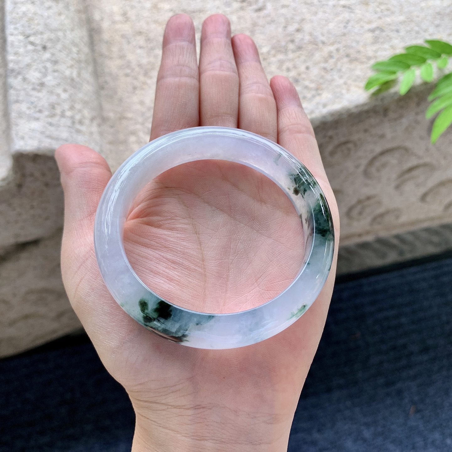 正圈55 56，圈口56/13/8.1，编码HC073024，描述：冰糯飘花，水润，种老，细腻，无裂。