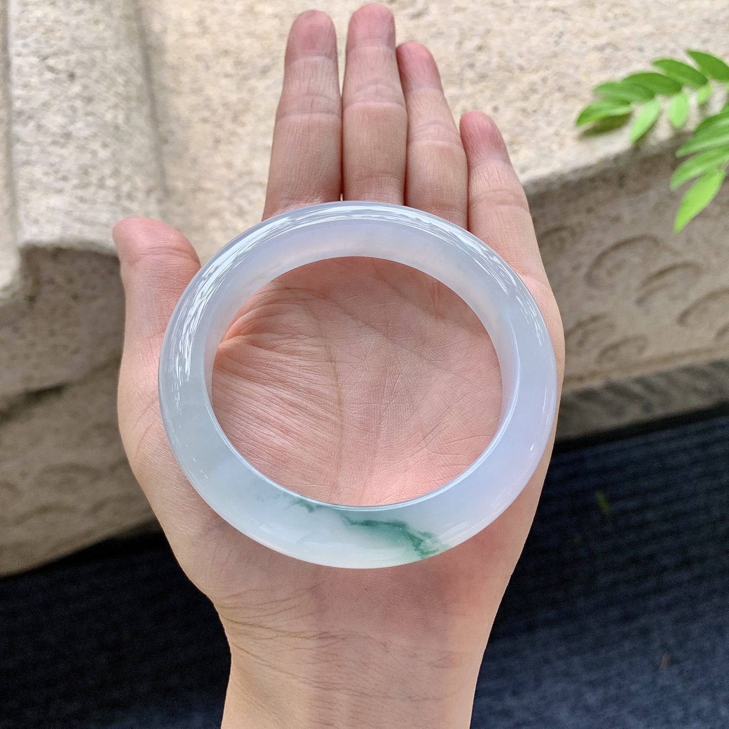 正圈55 56，圈口56.5/12.2/9，编码G7073051，描述冰糯飘绿，水润，种老，细腻，打