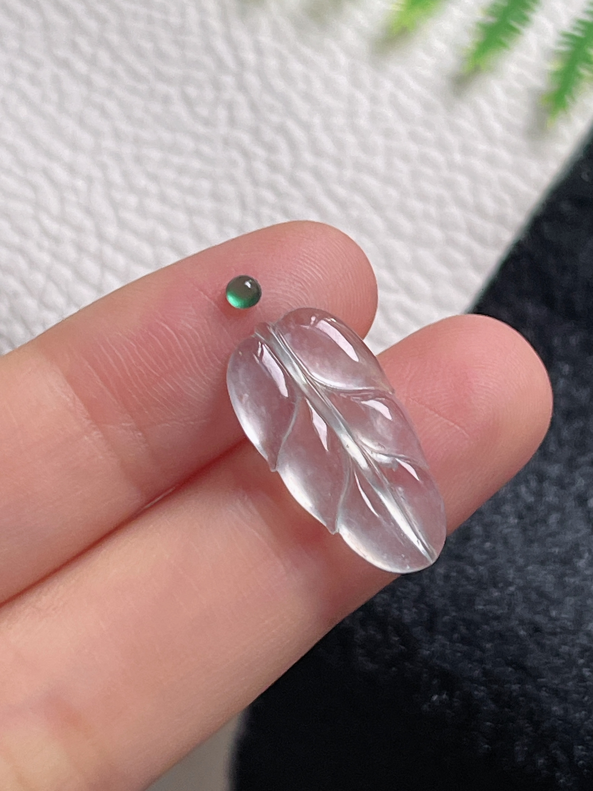翡翠冰种白色叶子裸石，带顶珠