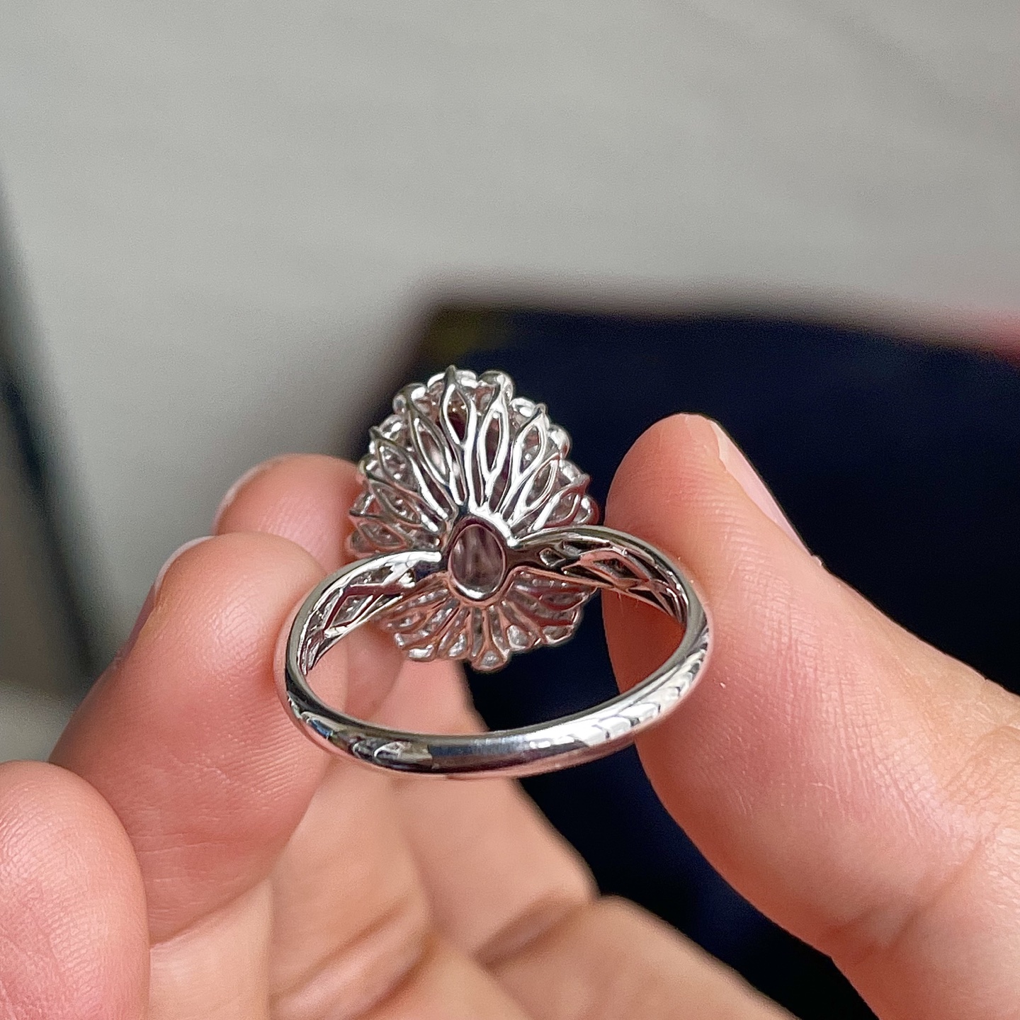 ️高冰阳绿葫芦戒指，色辣，18k金镶嵌，饱满水润，无裂，裸石尺寸12.5/9/3.5--17.5/14/10.5编码0728好数字