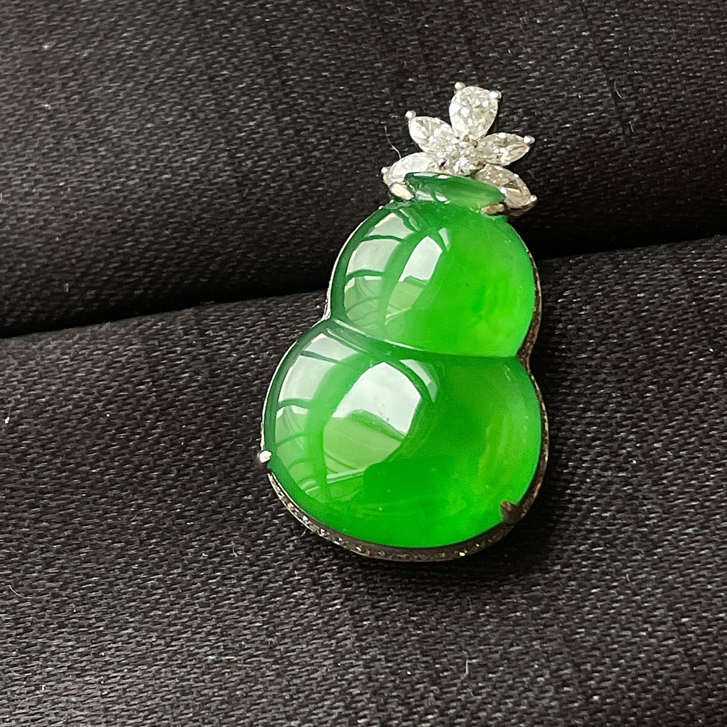 缅料高冰阳绿葫芦吊坠，色辣，18k金镶嵌，饱满水润，无裂，裸石尺寸18.2/13.5/6--23.7/13.5/8.5编码0728好数字