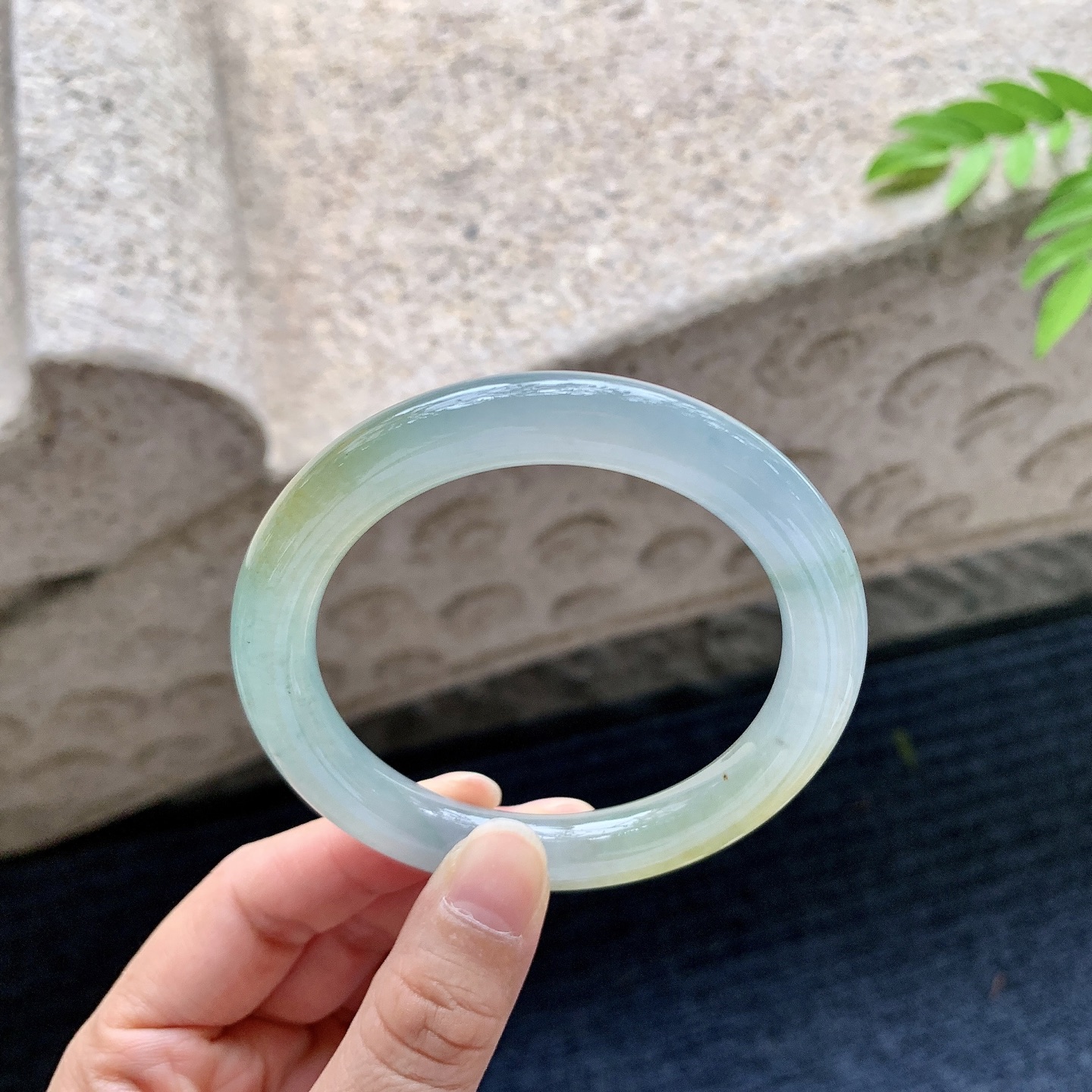 圆条55 56，圈口56.8/9.8/9.8，编码HC073026，描述：糯冰飘黄翡，水润，种老，细腻，内侧有絮线