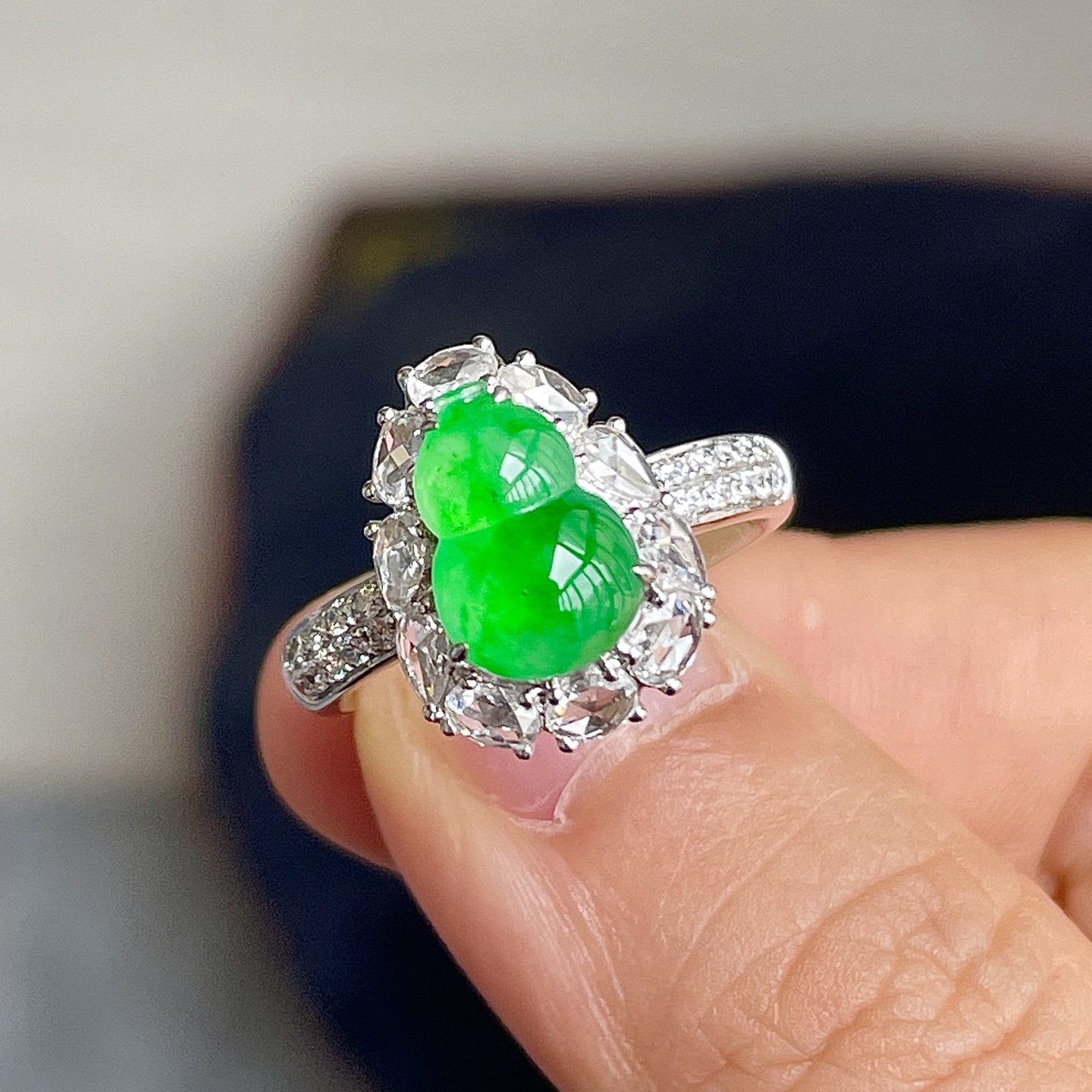 ️缅料高冰阳绿葫芦戒指，色辣，18k金镶嵌，饱满水润，无裂，裸石尺寸10.3/7/5.5--14.7/11.2/9编码0728好数字