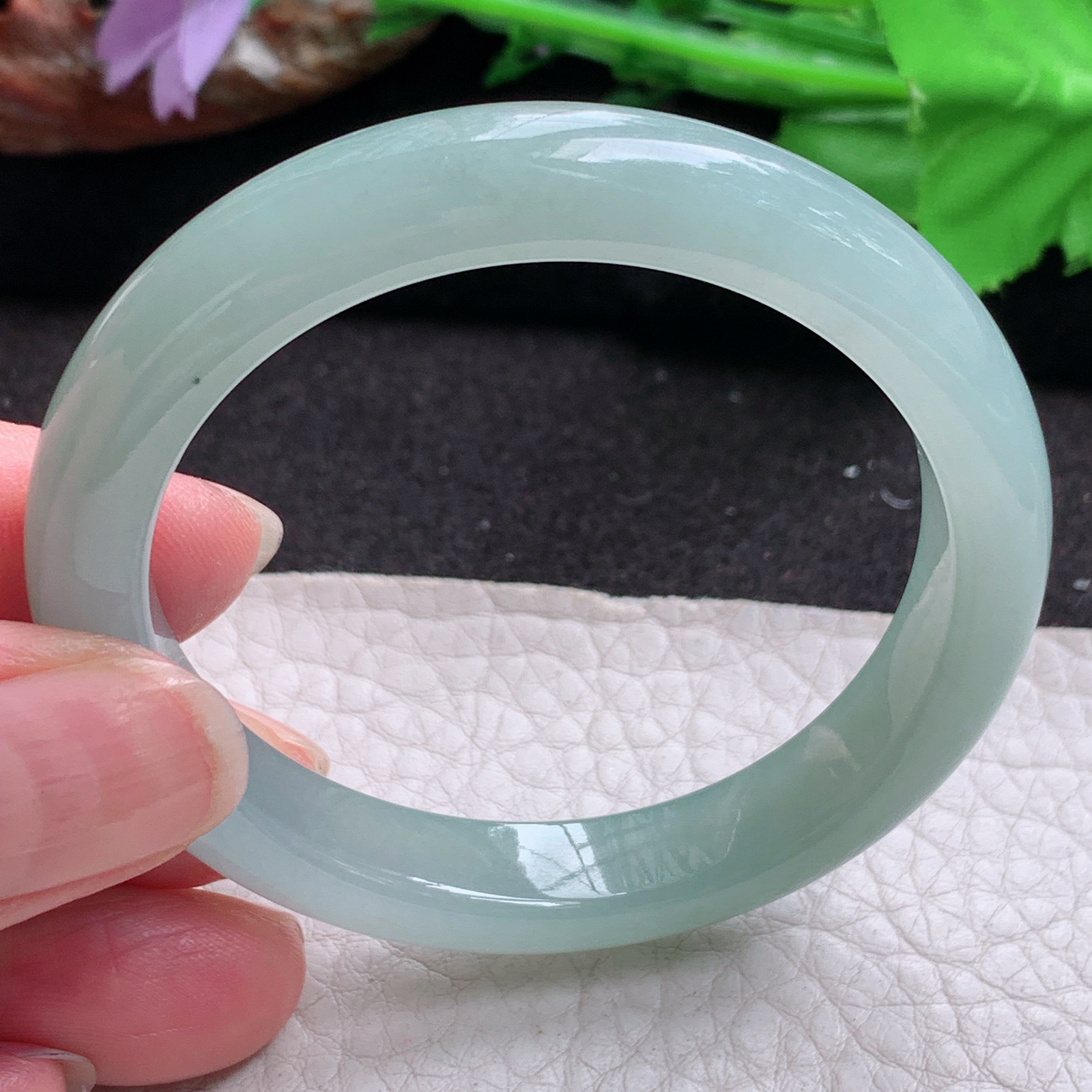 n小圈口52.5*47*9*7贵妃镯 缅甸翡翠a货高品质冰晴蛋形宽边玉手镯