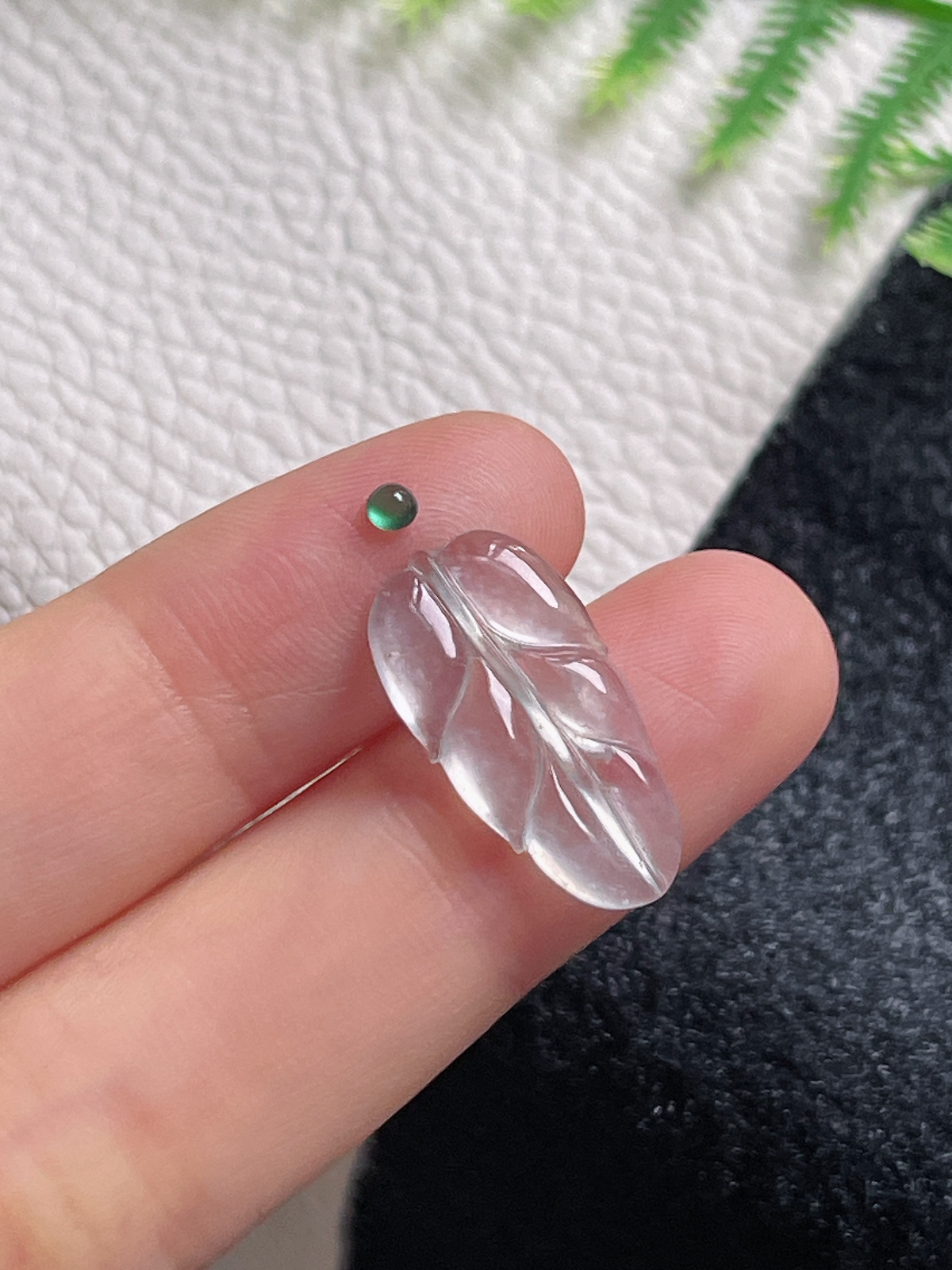 翡翠冰种白色叶子裸石，带顶珠