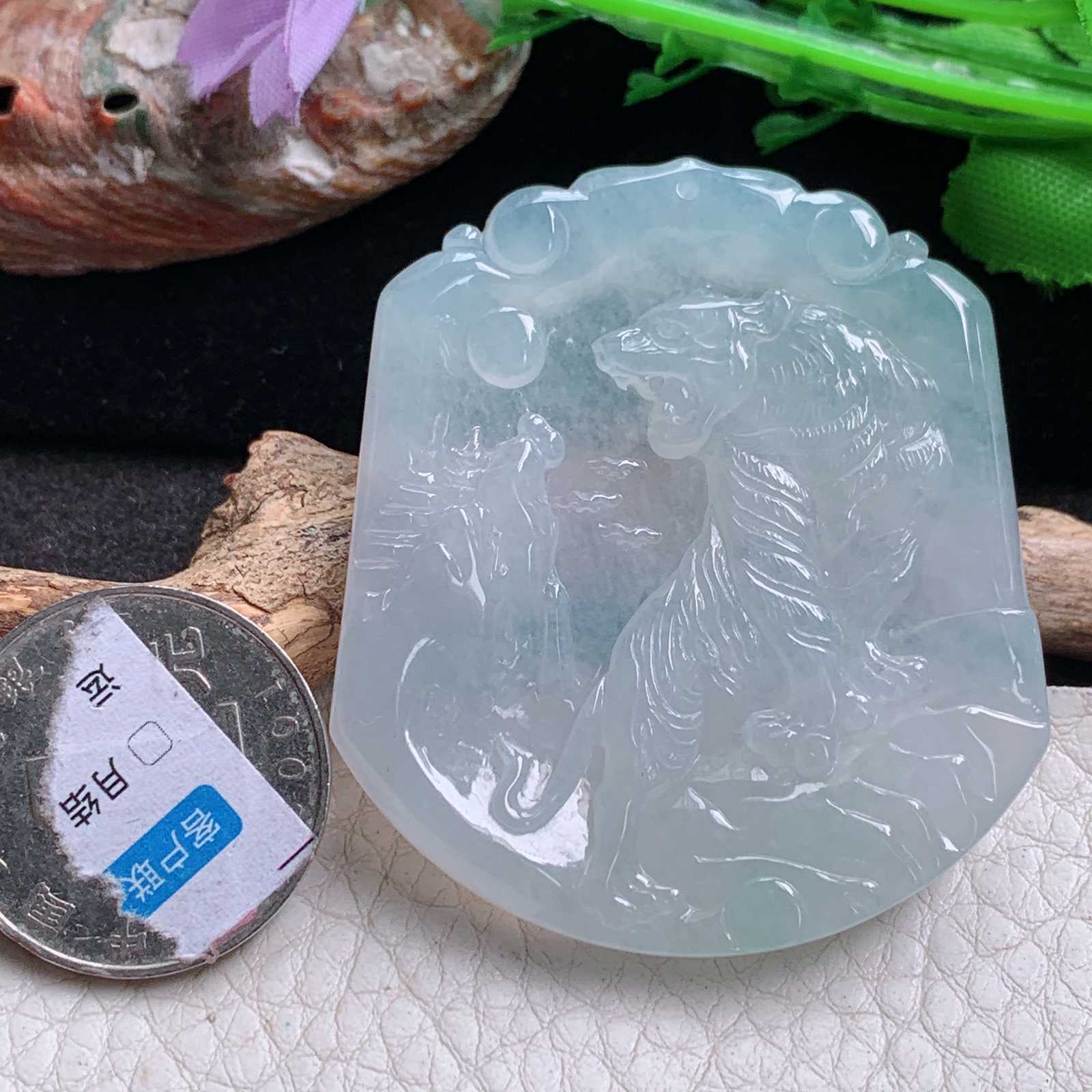 ktj实拍52.3*46.3*6缅甸翡翠精雕高品质冰纯上山虎 生肖虎玉吊坠