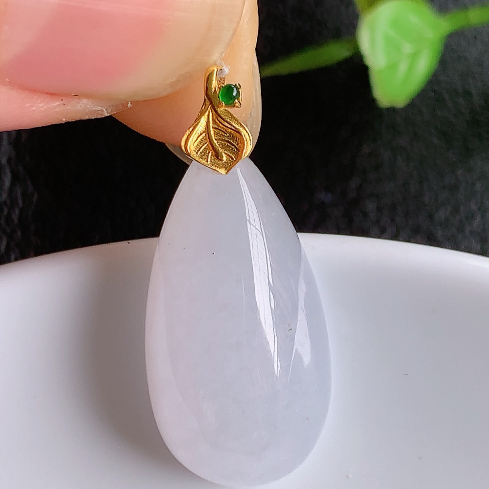 冰润水滴翡翠吊坠，款式新颖时尚，日常百搭的款。满满的份量感，清新自然，18k金镶嵌，上身效果优雅迷人！性价比超值  W415.27  整体尺寸：28-12.3-8.4mm   裸石尺寸：23.3-12.3-8.4mm