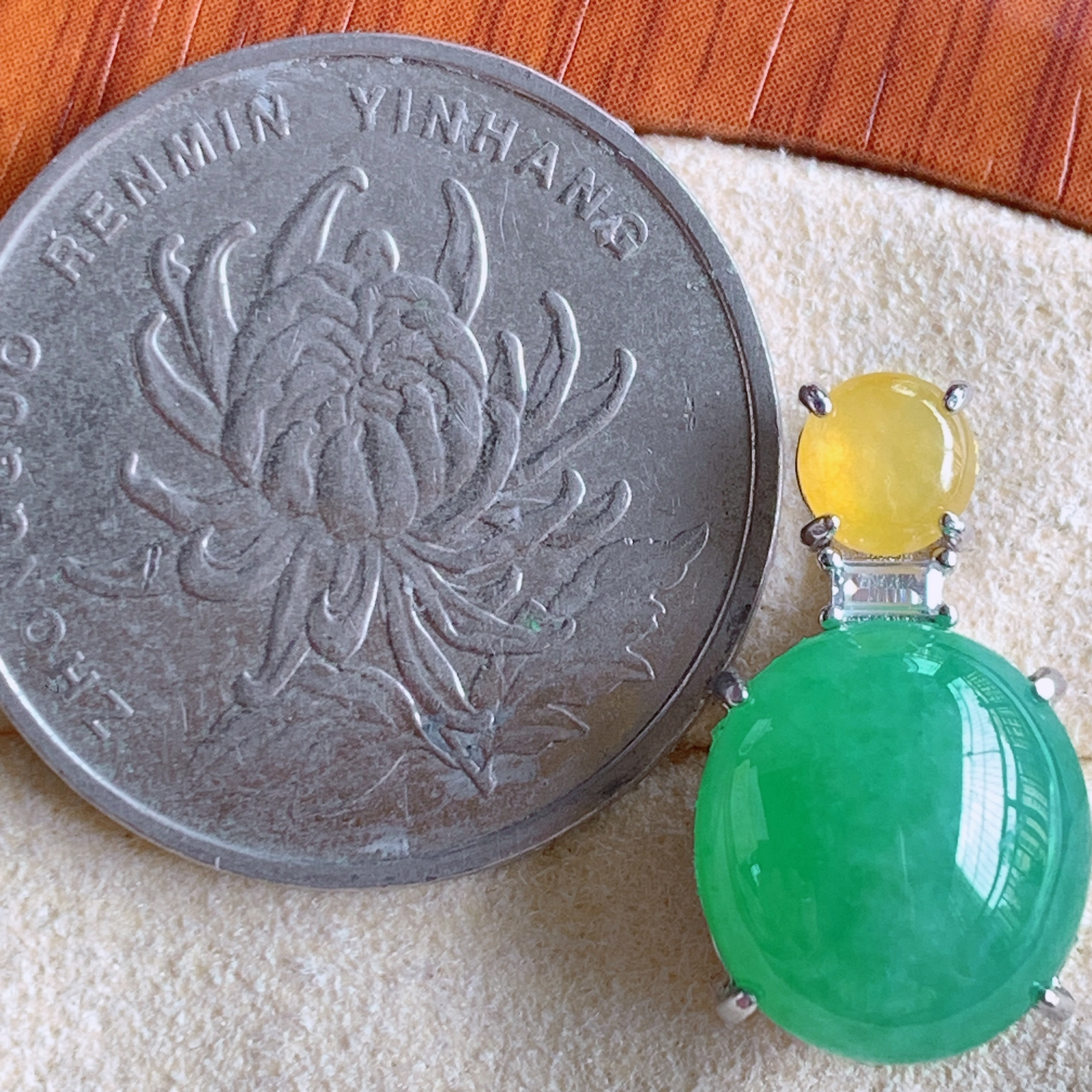 冰润满绿蛋面翡翠吊坠，质地细腻，清秀高雅，饱满圆润  款式大方经典，颜色鲜艳，沁人心脾，925银饰镶嵌 高质量精品   W815.27  整体尺寸：19-11-8.5mm   裸石尺寸：11.8-11mm