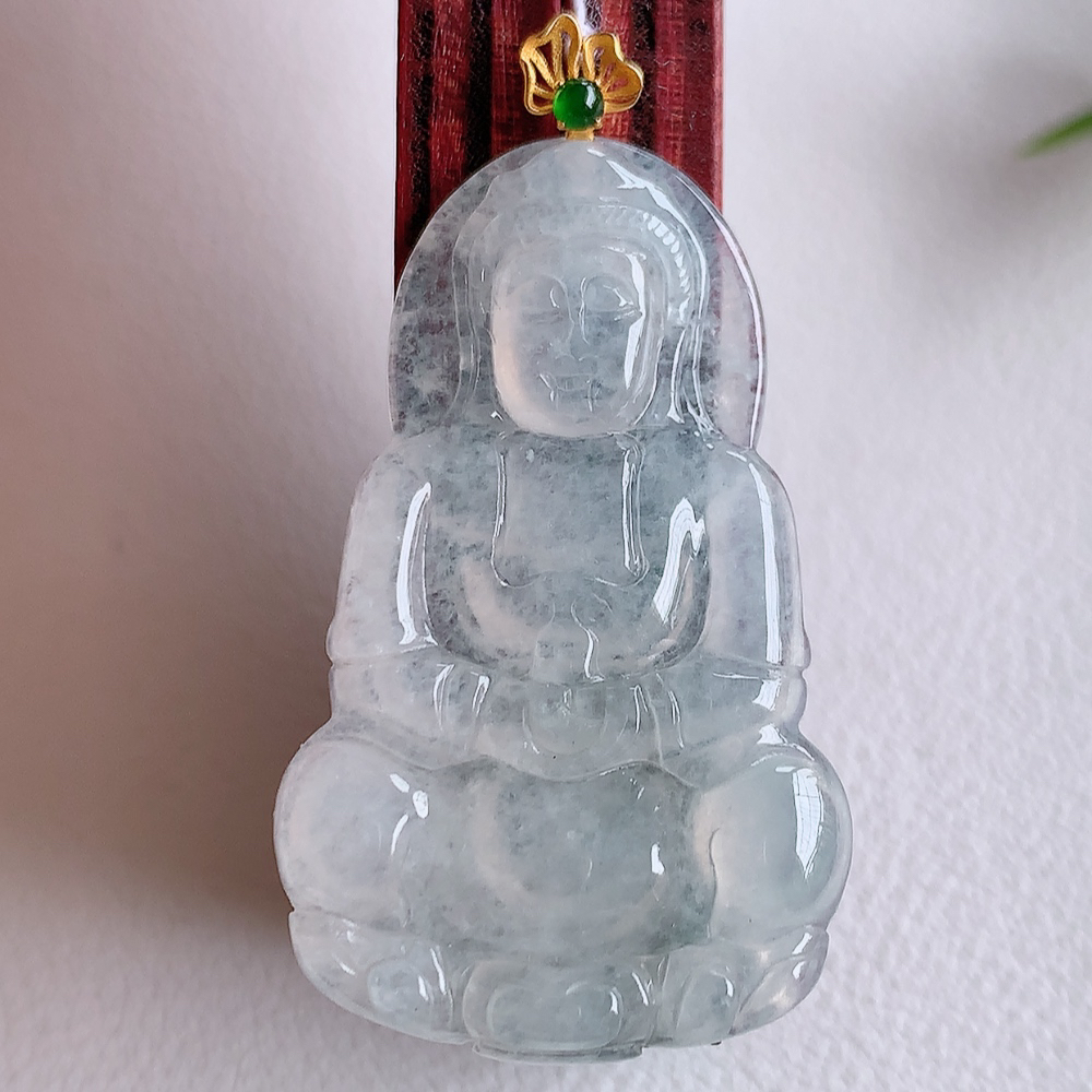 18k金扣冰润精雕观音吊坠，法相端庄大气，工艺精湛，种色浓郁，细腻饱满冰润，种老水足，收藏佳品，佩戴