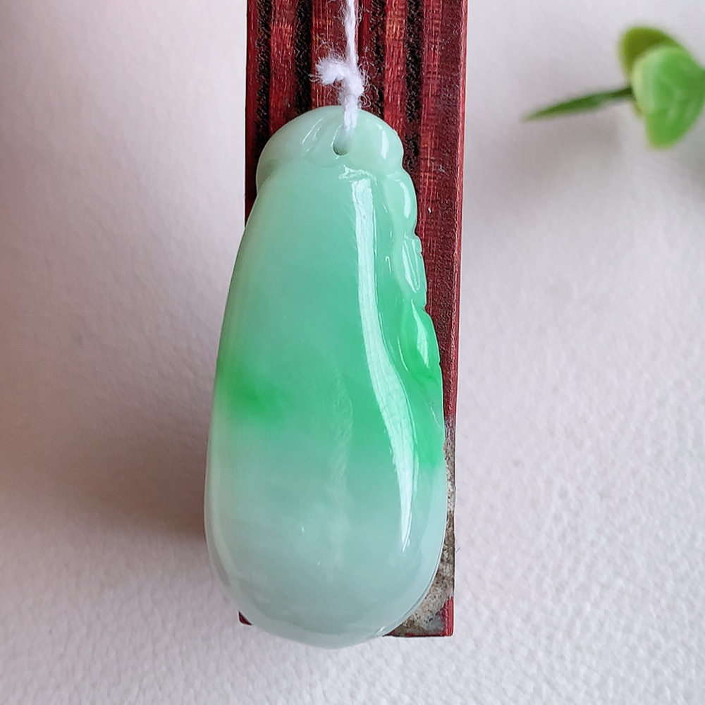 冰润飘绿福瓜翡翠吊坠，呱呱来财，福气满满的美好寓意，清新自然  沁人心脾，造型独特，清秀高雅  W415.27 尺寸：33.8-15.5-6mm