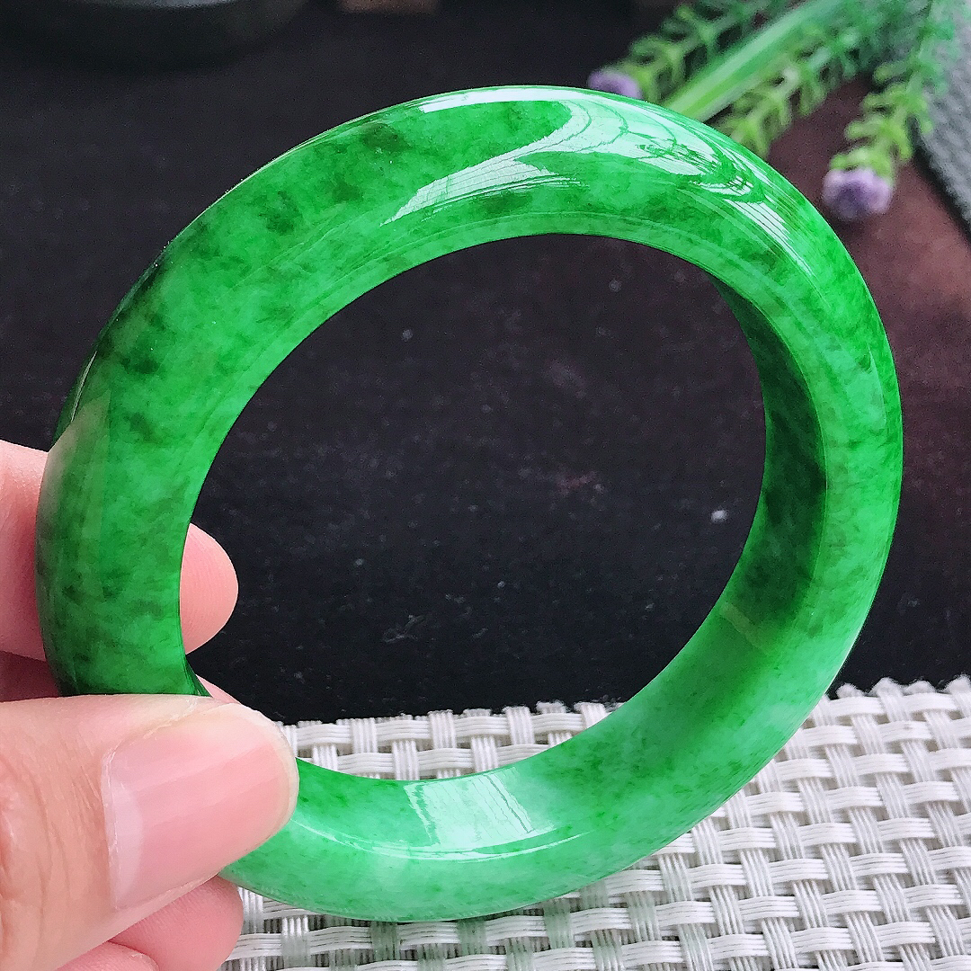 实拍A货翡翠58/13.5/10老坑精美辣阳绿满绿手镯宽边玉镯平安镯手环