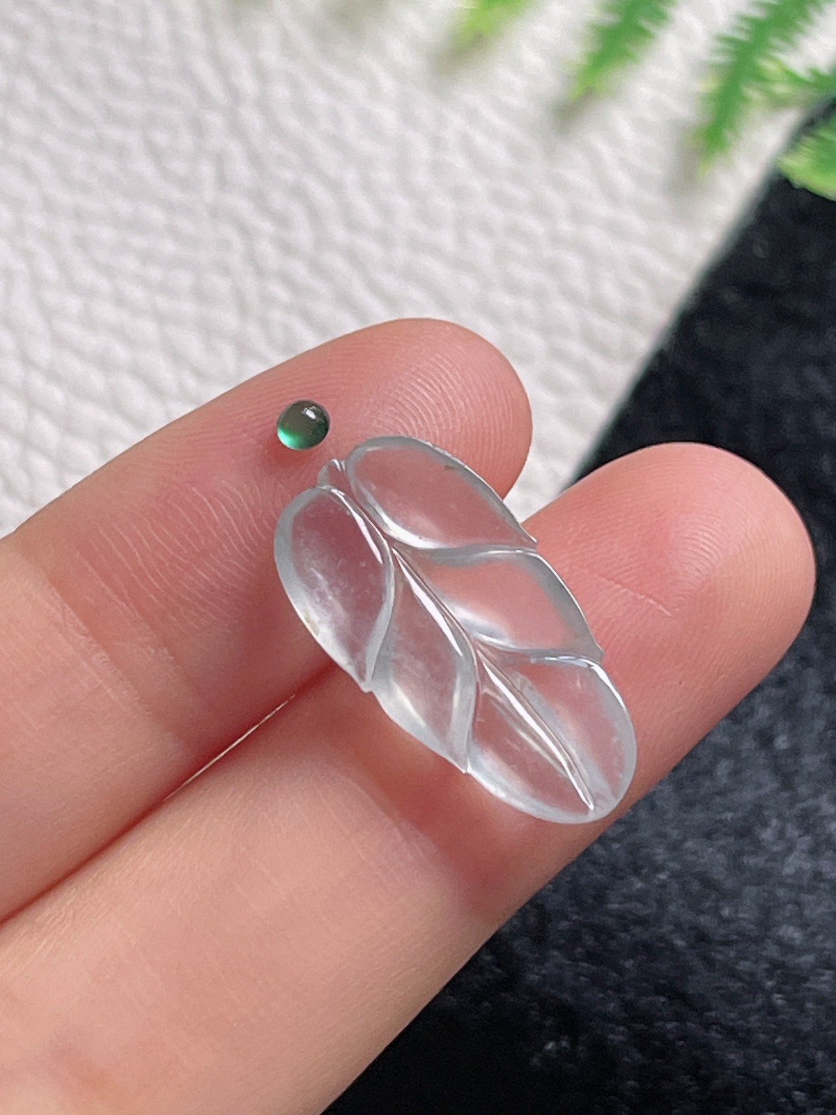 翡翠冰种白色叶子裸石，带顶珠