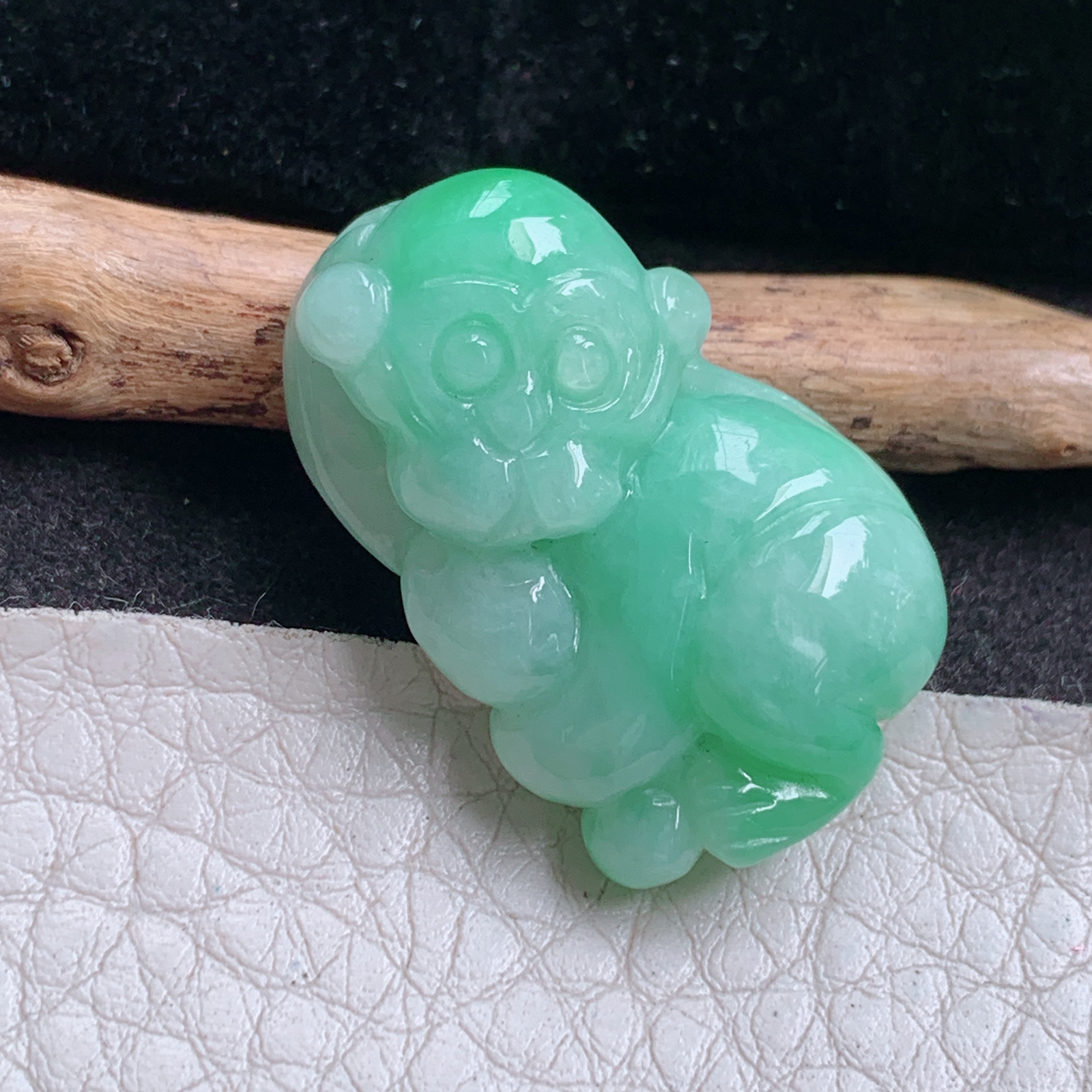 ajj实拍29.2*18.6*10缅甸翡翠精雕甜果绿灵猴 生肖猴玉吊坠 玉挂件