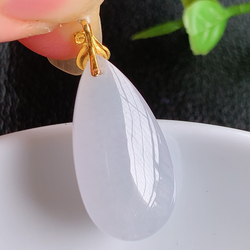 冰润水滴翡翠吊坠，款式新颖时尚，日常百搭的款。满满的份量感，清新自然，18k金镶嵌，上身效果优雅迷人！性价比超值  W415.27  整体尺寸：28-12.3-8.4mm   裸石尺寸：23.3-12.3-8.4mm