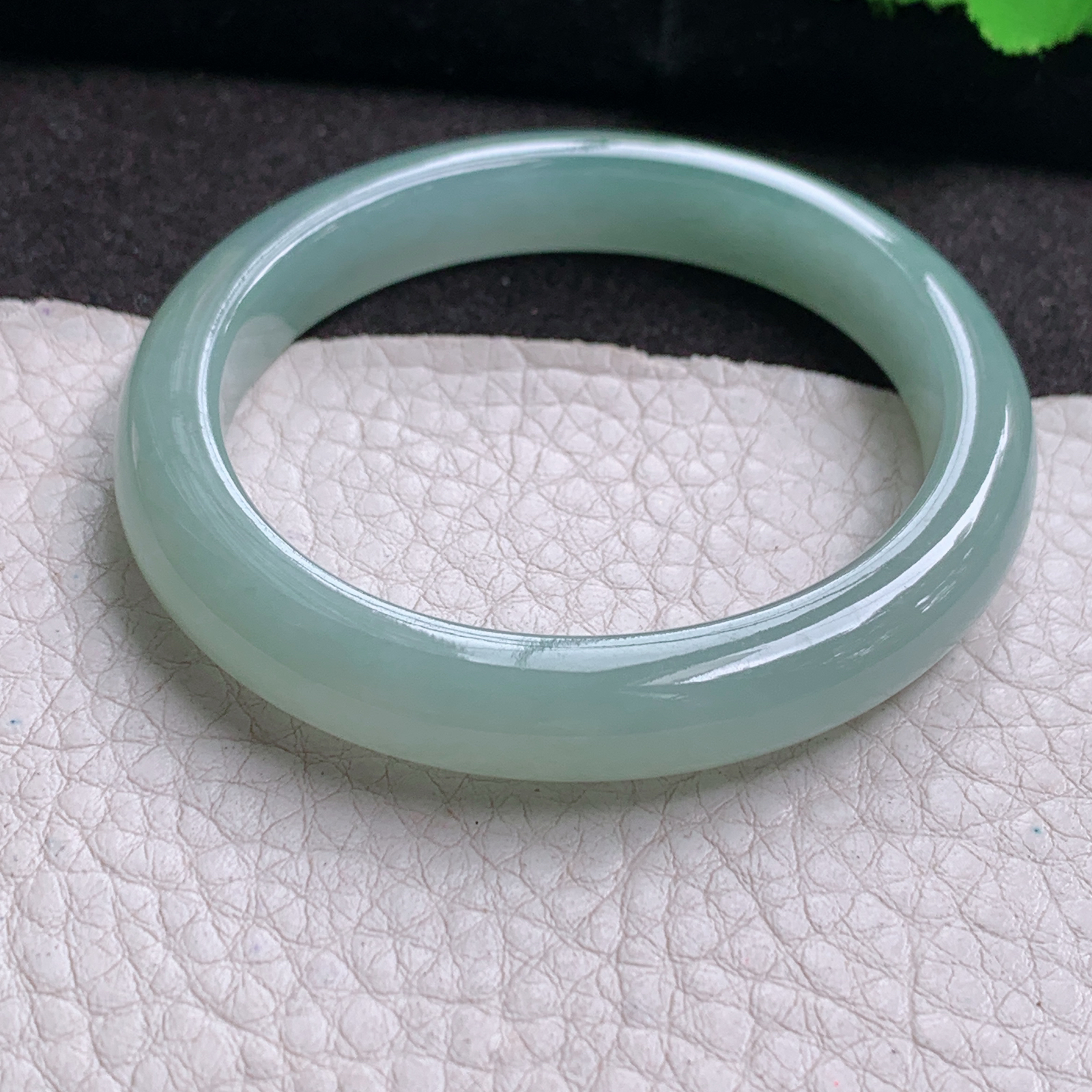 n小圈口52.5*47*9*7贵妃镯 缅甸翡翠a货高品质冰晴蛋形宽边玉手镯