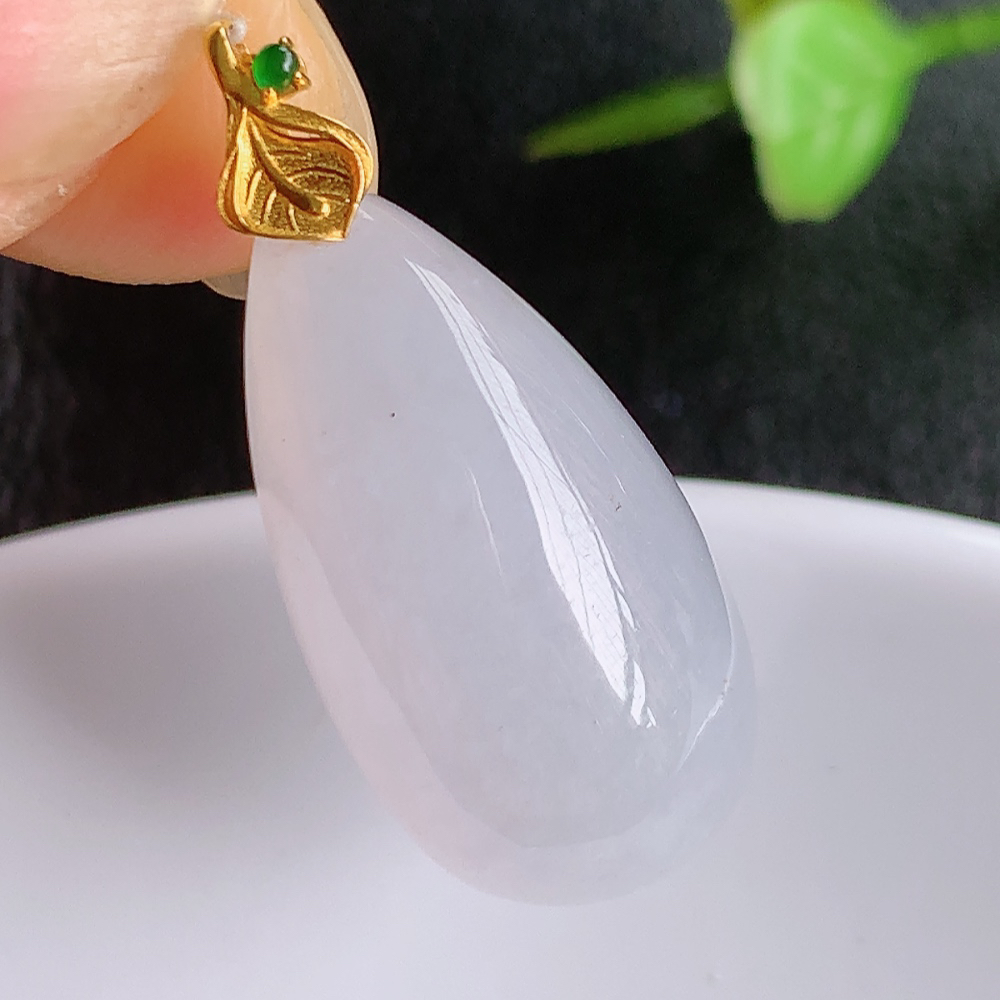 冰润水滴翡翠吊坠，款式新颖时尚，日常百搭的款。满满的份量感，清新自然，18k金镶嵌，上身效果优雅迷人