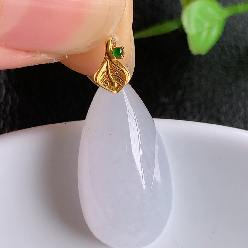 冰润水滴翡翠吊坠，款式新颖时尚，日常百搭的款。满满的份量感，清新自然，18k金镶嵌，上身效果优雅迷人！性价比超值  W415.27  整体尺寸：28-12.3-8.4mm   裸石尺寸：23.3-12.3-8.4mm