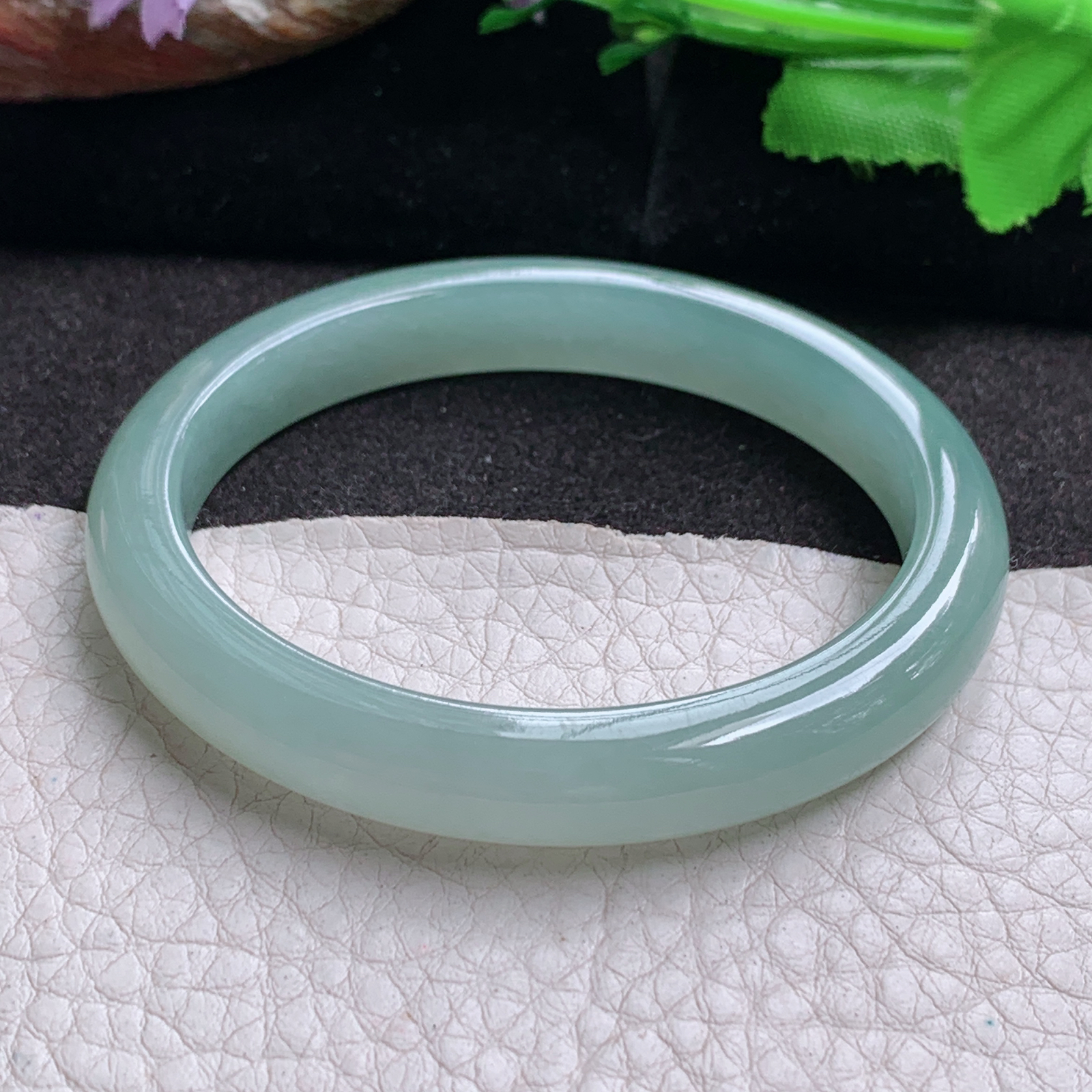 n小圈口52.5*47*9*7贵妃镯 缅甸翡翠a货高品质冰晴蛋形宽边玉手镯