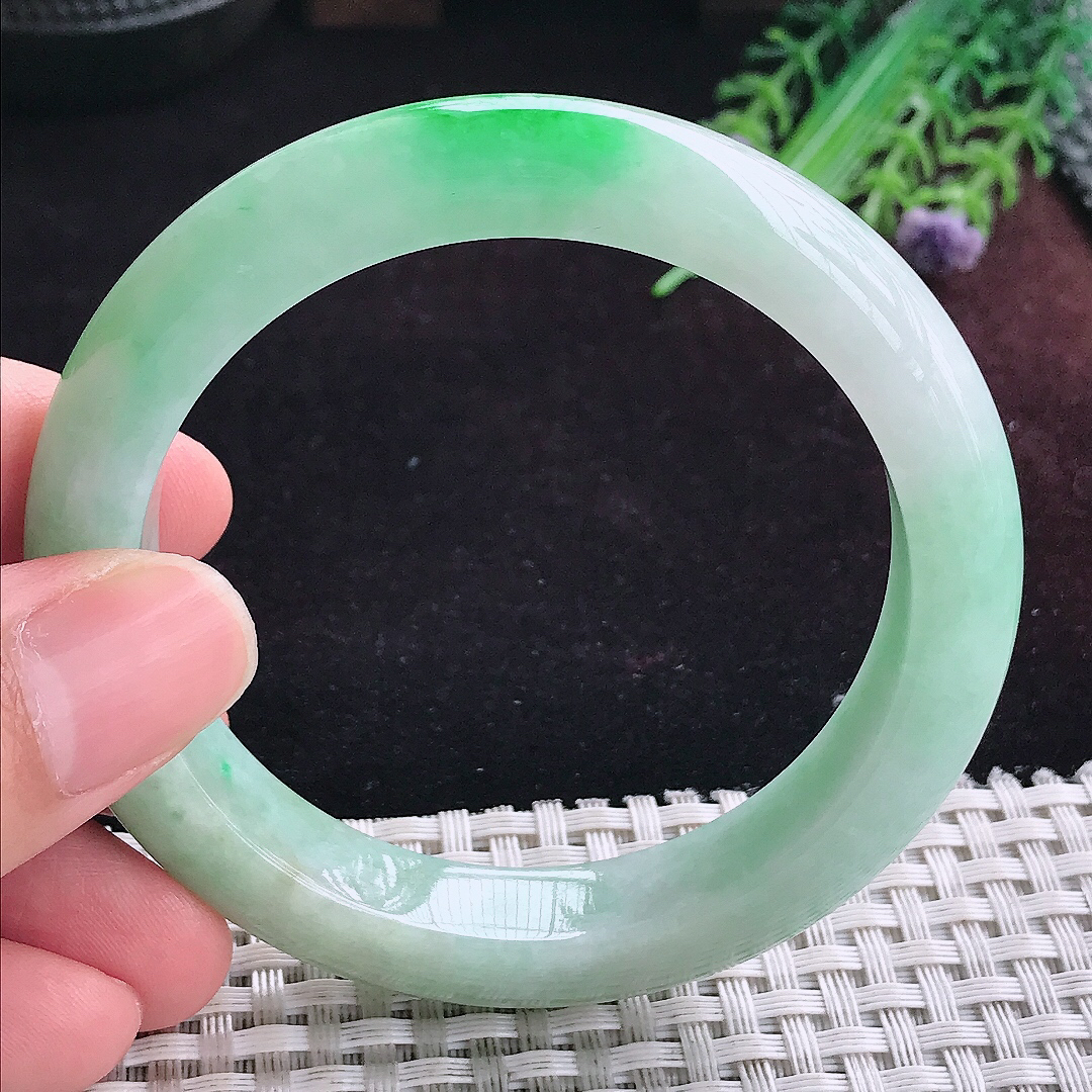 实拍A货翡翠55.5/11.7/8.6老坑温润飘阳绿手镯宽边玉镯平安镯手环