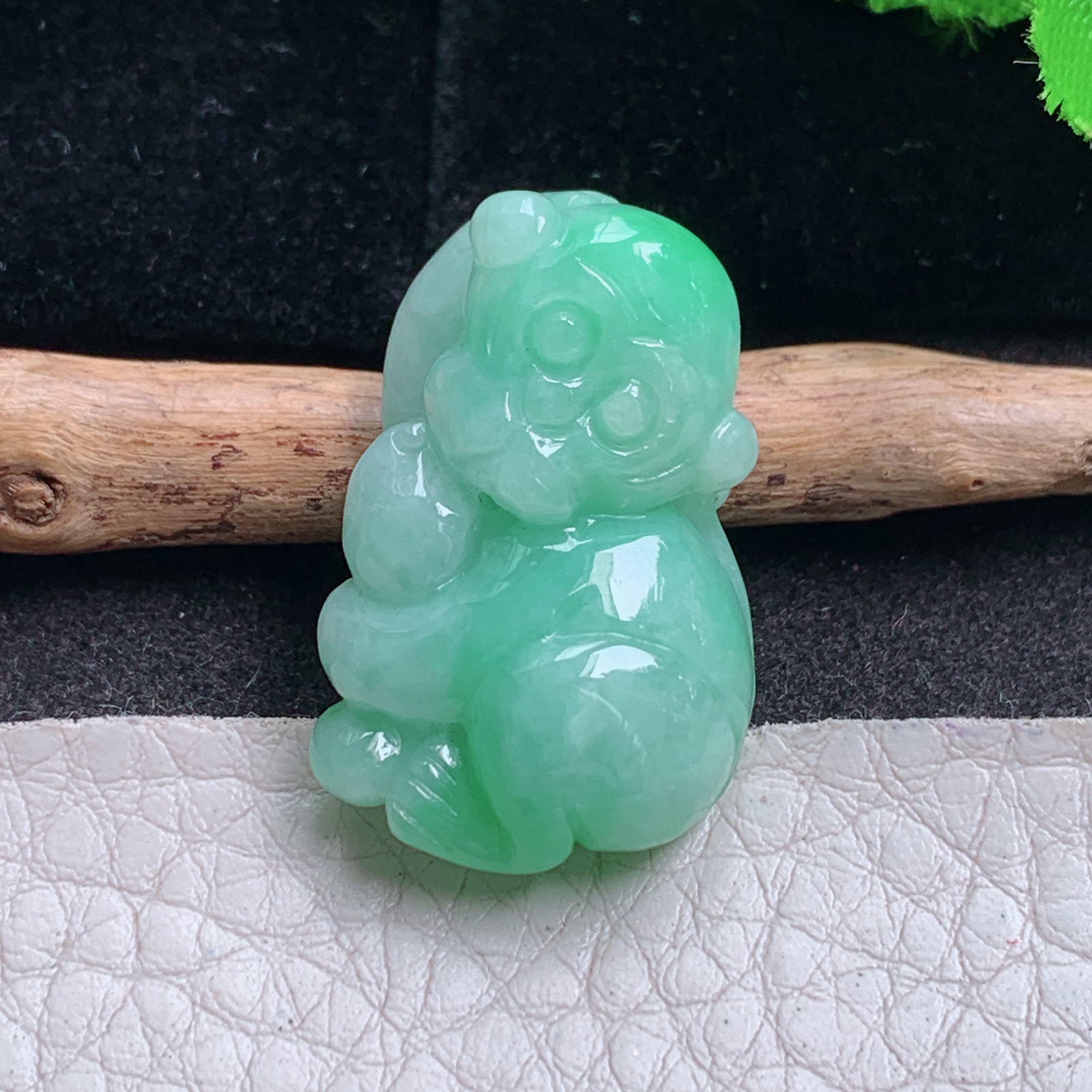 ajj实拍29.2*18.6*10缅甸翡翠精雕甜果绿灵猴 生肖猴玉吊坠 玉挂件