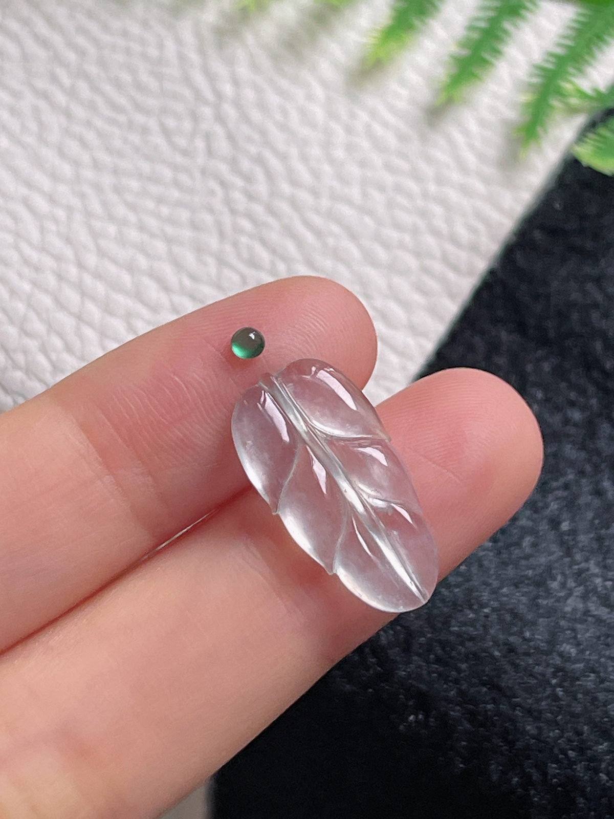 翡翠冰种白色叶子裸石，带顶珠