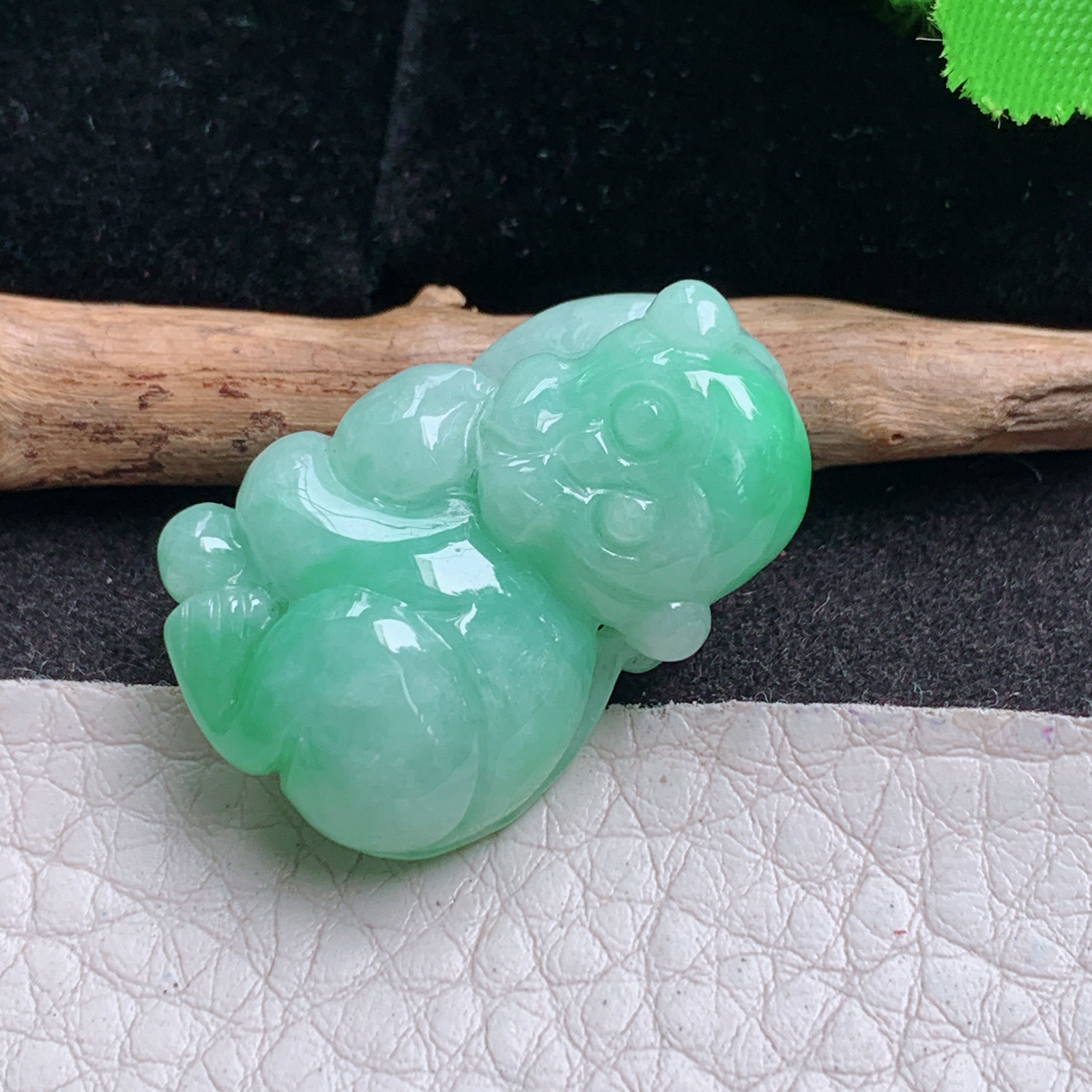 ajj实拍29.2*18.6*10缅甸翡翠精雕甜果绿灵猴 生肖猴玉吊坠 玉挂件