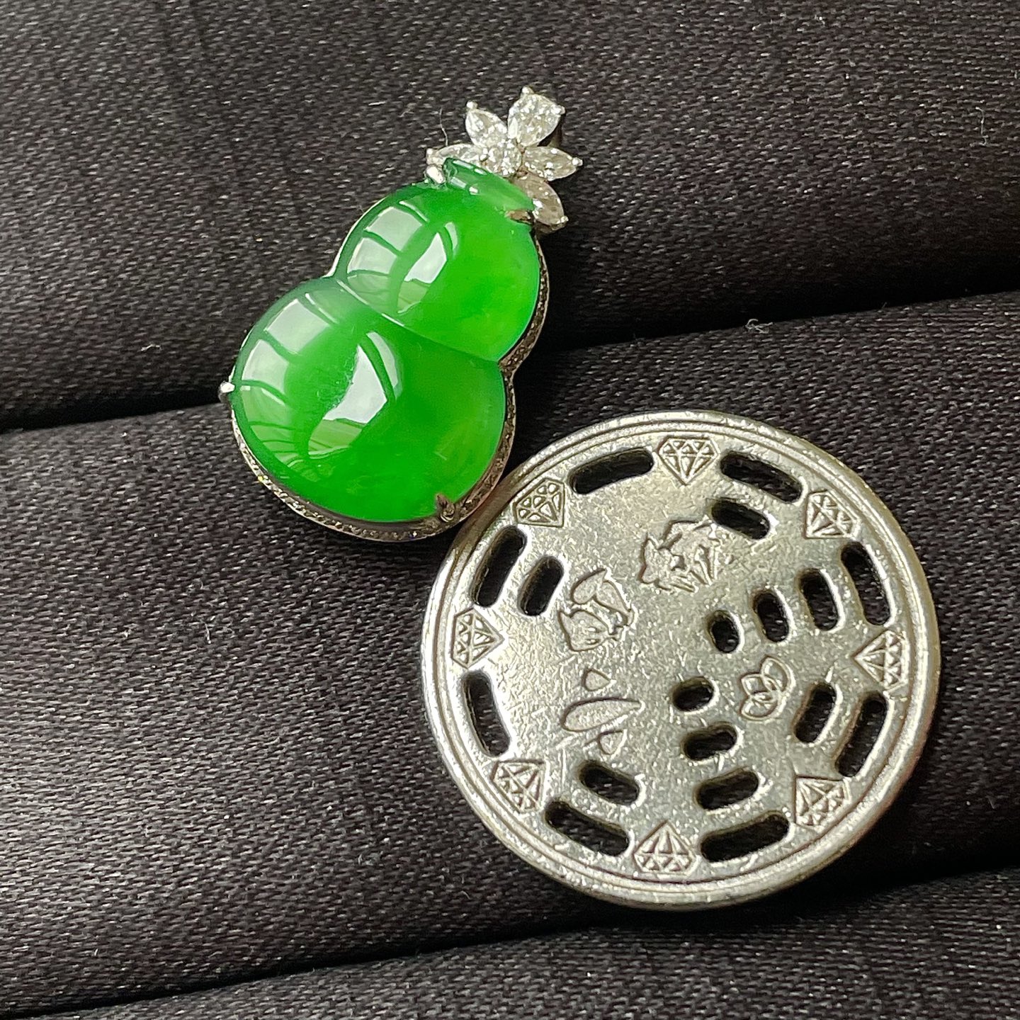 缅料高冰阳绿葫芦吊坠，色辣，18k金镶嵌，饱满水润，无裂，裸石尺寸18.2/13.5/6--23.7/13.5/8.5编码0728好数字