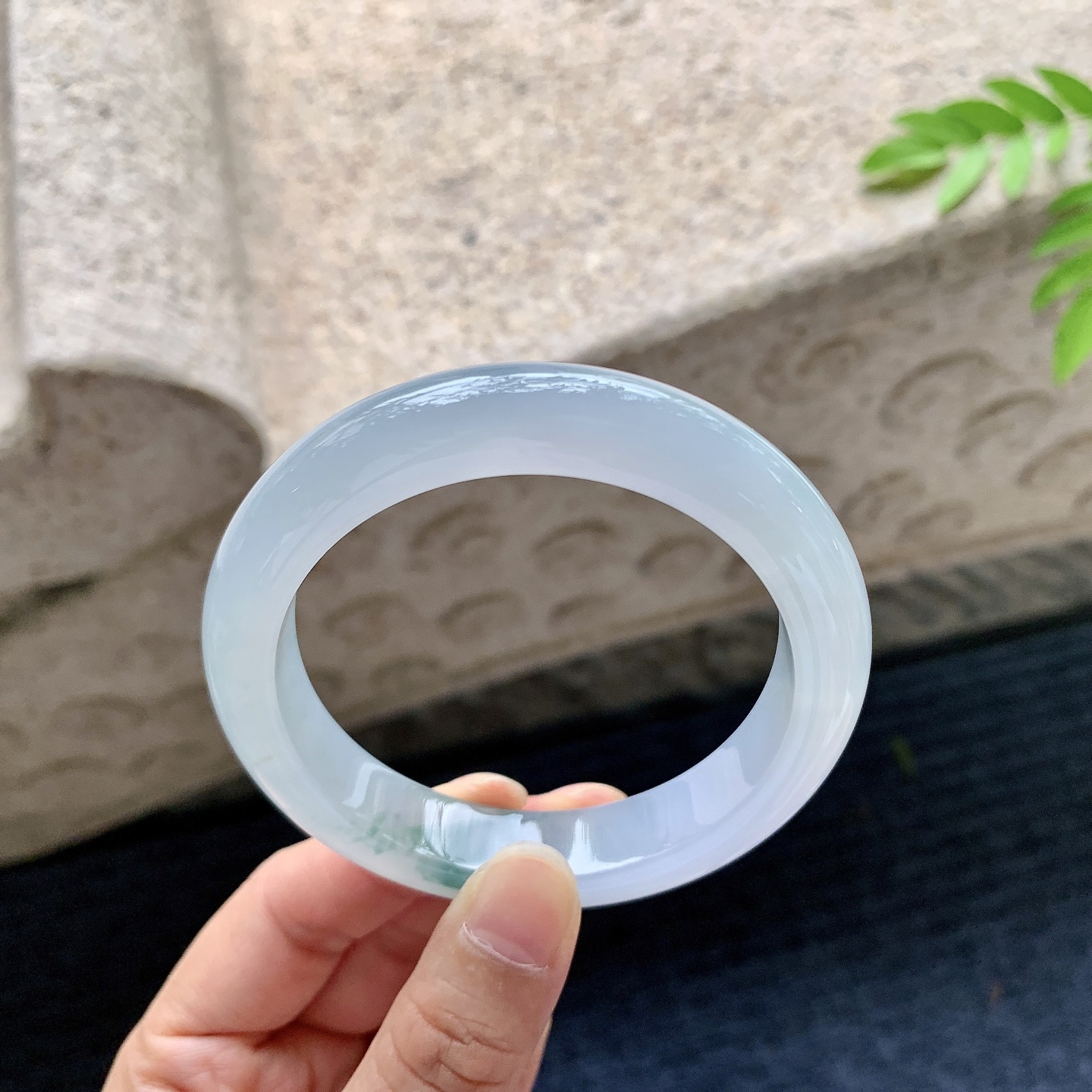 正圈55 56，圈口56.5/12.2/9，编码G7073051，描述冰糯飘绿，水润，种老，细腻，打灯有纹线
