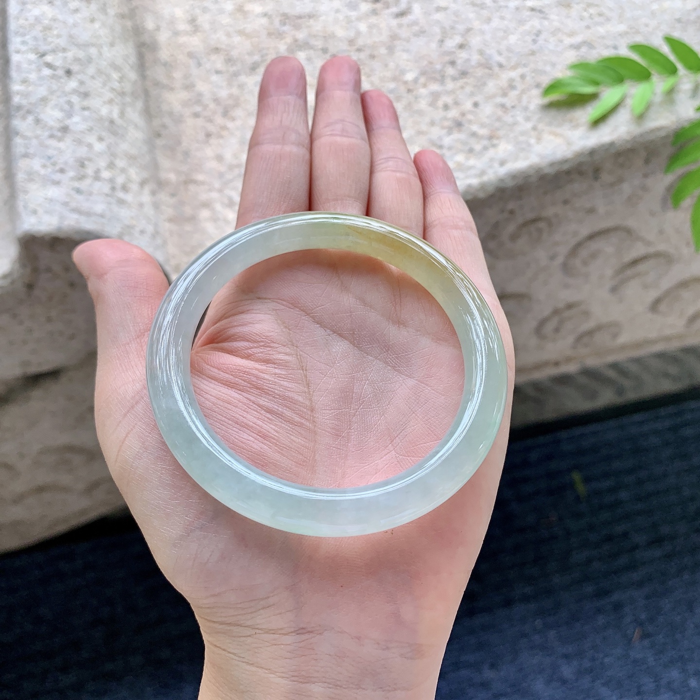 圆条55 56，圈口56.9/8/8.4，编码HC073016，冰糯飘黄翡，水润，种老，细腻，打灯有絮线