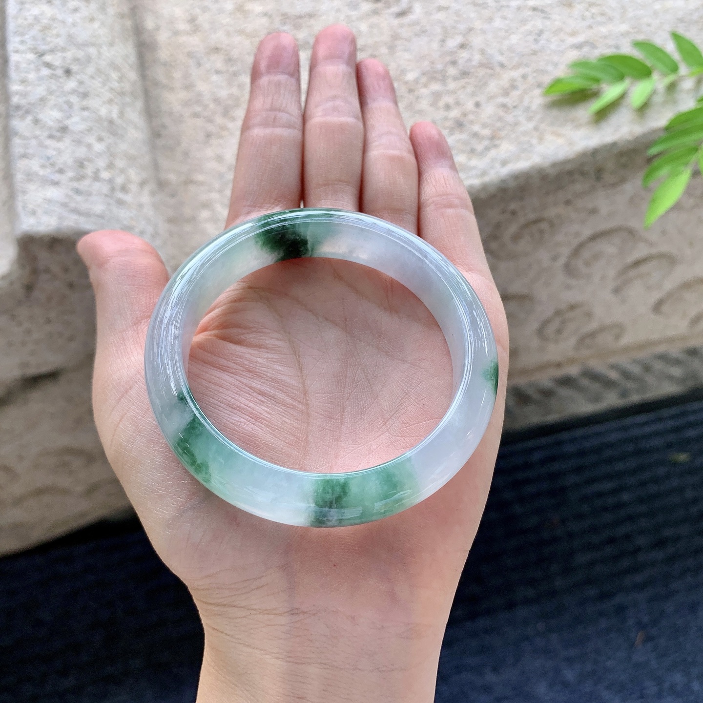 正圈54 55，圈口55.2/11.6/8，编码BA073007，描述：糯冰飘绿，水润，种老，细腻，打灯有棉线