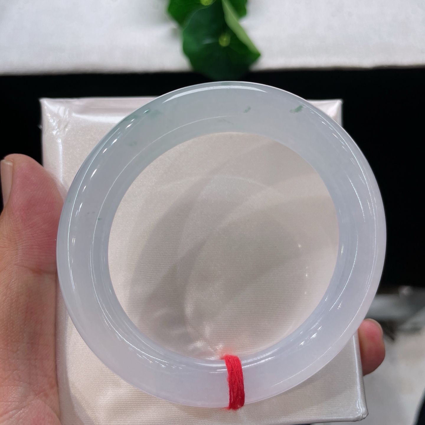 圈口55/10.8，冰飘花正圈，55/56正圈可戴，高冰起光，冰玉栖碎翠，清宁绕腕间，无裂