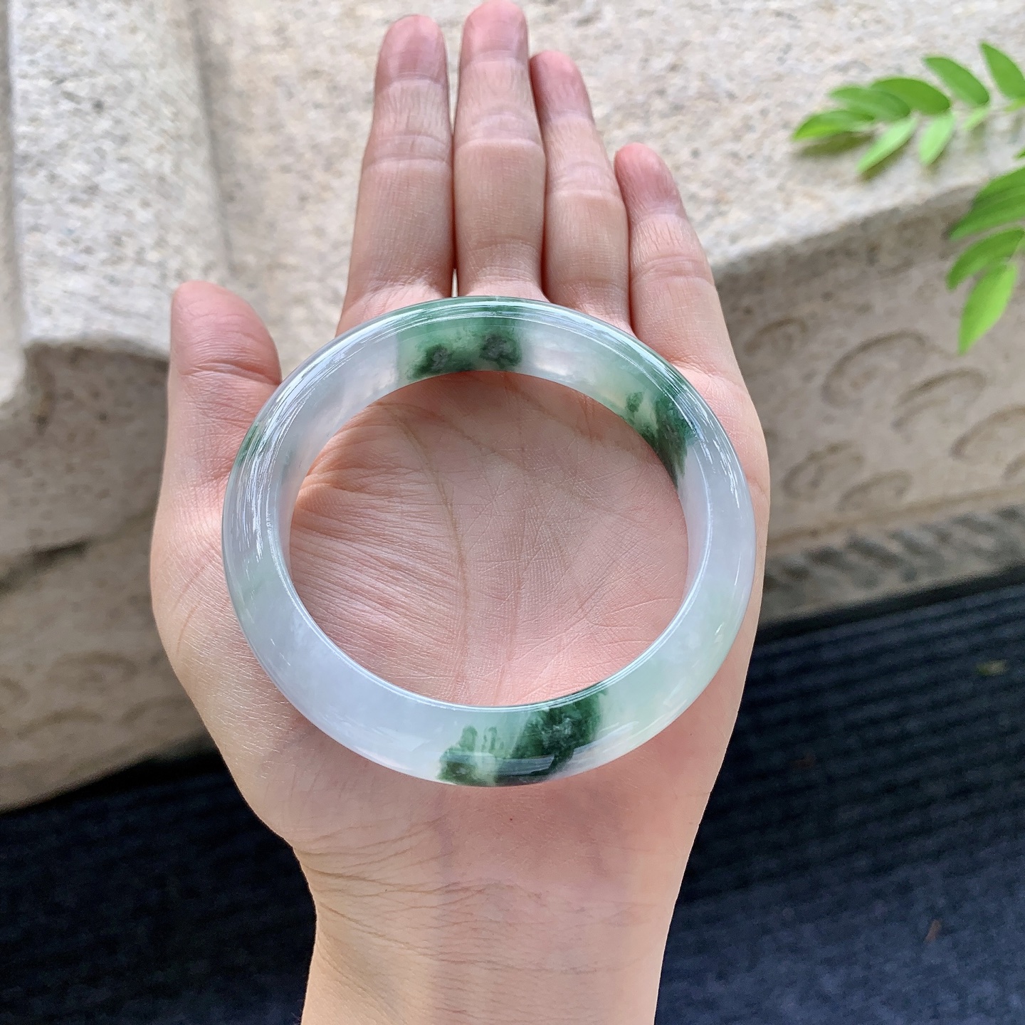 正圈54 55，圈口55.2/11.6/8，编码BA073007，描述：糯冰飘绿，水润，种老，细腻，