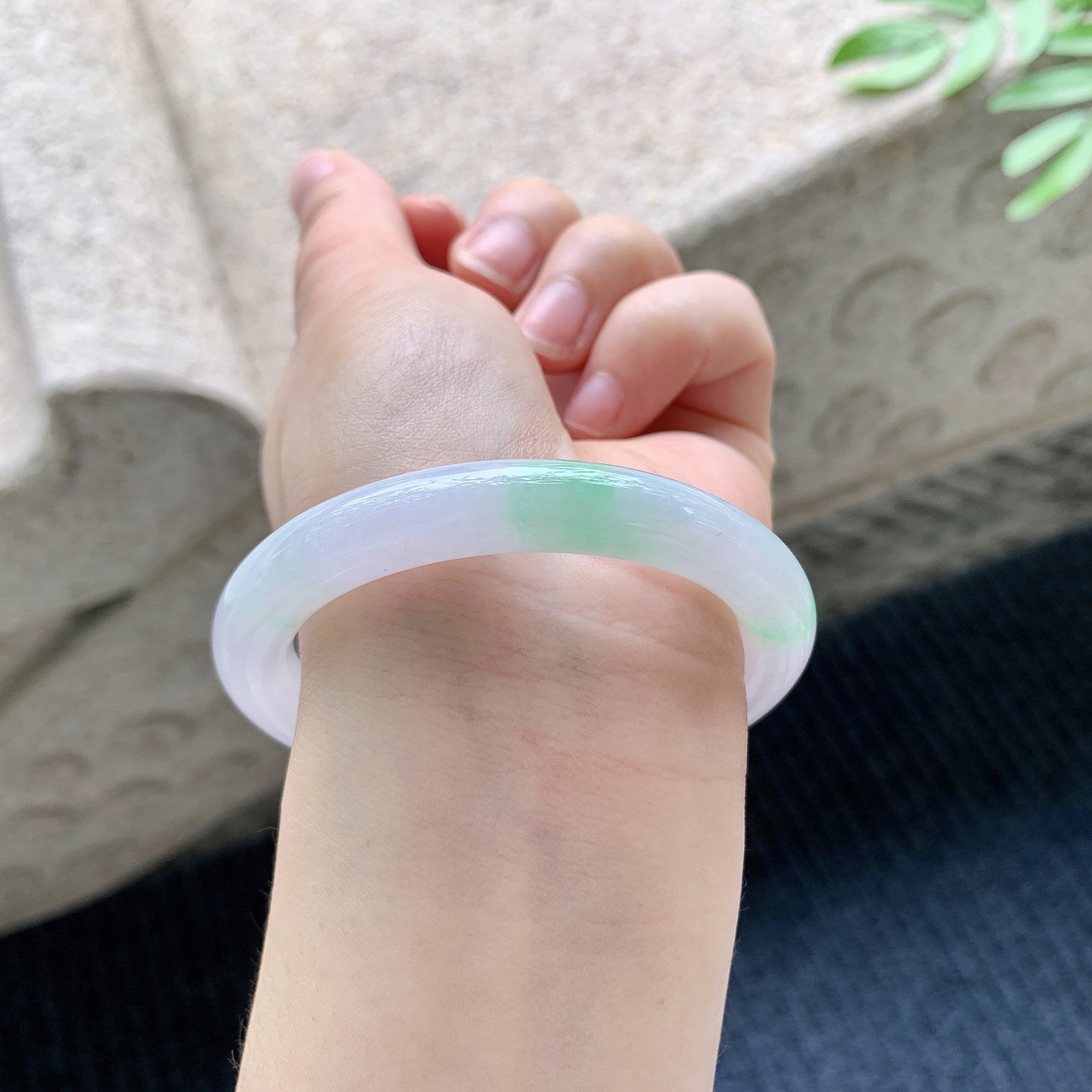 圆条52 53【圈口】53.2/9/8.9【编码】Q5061074【描述】春彩，水润，种老，细腻，无裂
