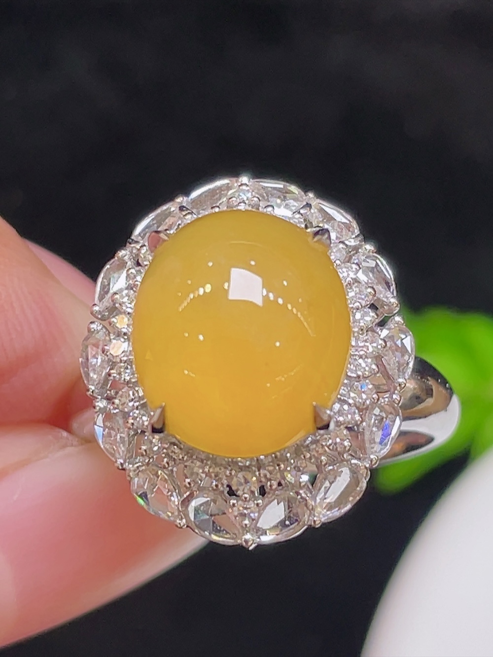 ️【高冰黄翡，戒指】大件饱满，通透水润，玉质细腻，翠色鲜艳，18k金奢华钻石镶嵌️，11.6-10.2-5.8