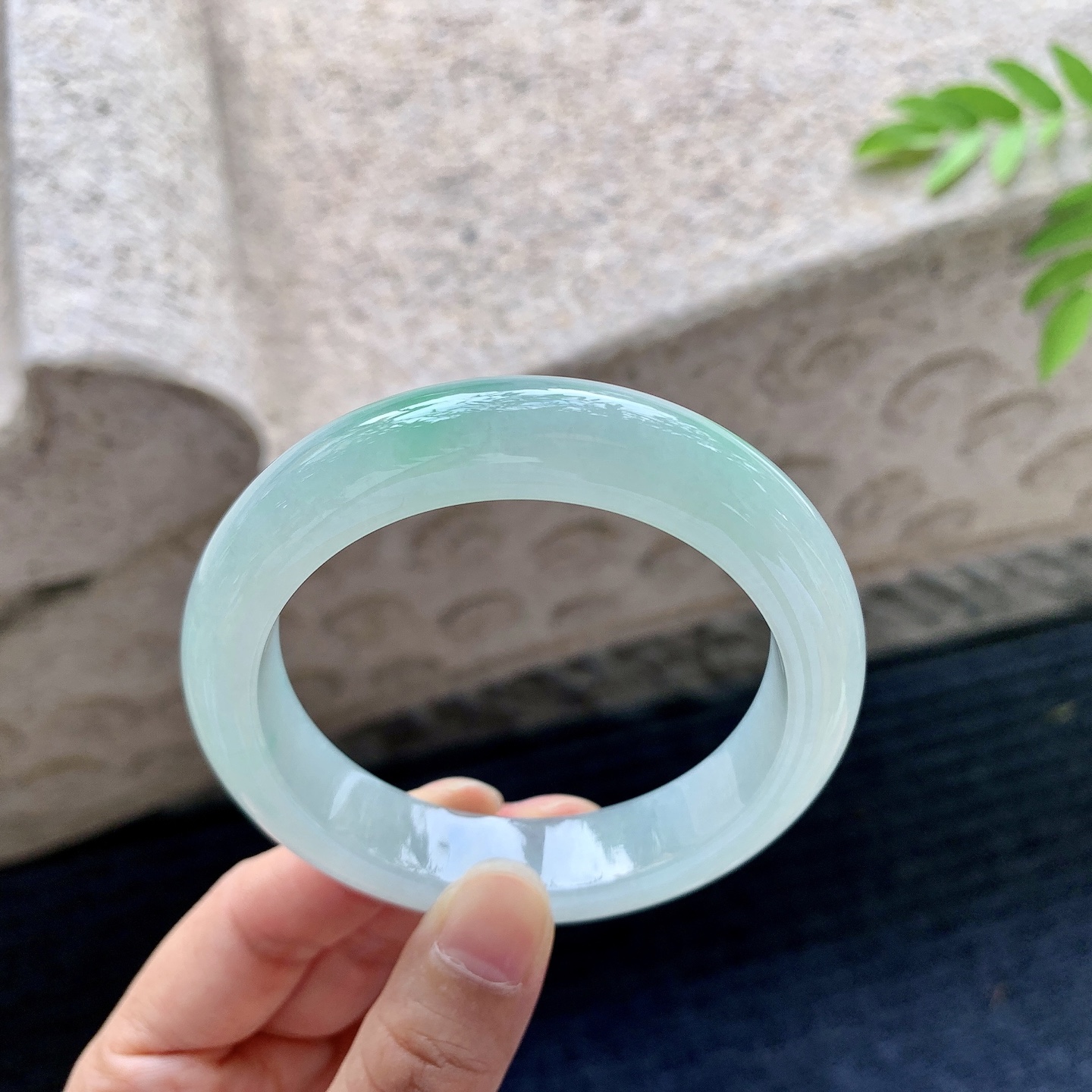 正圈55 56，圈口56/12.7/9，编码B2073006，描述：糯冰飘绿，水润，种老，细腻，内侧有纹线