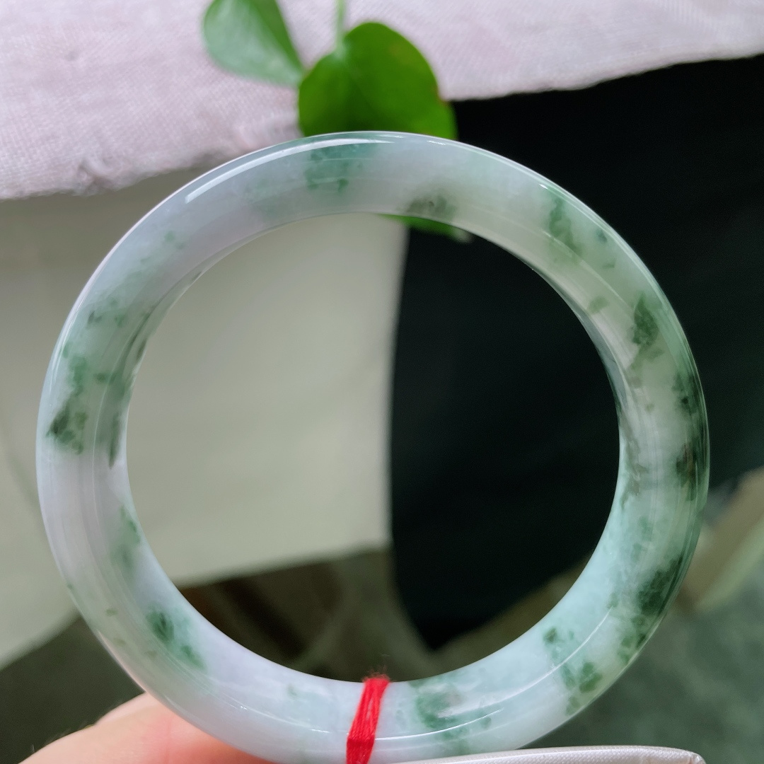 60/12.4/8.7，飘花正圈，有裂，白底衬着水墨绿花，自然写意，每一处飘花都是独一份的山水景致。ss56414a
