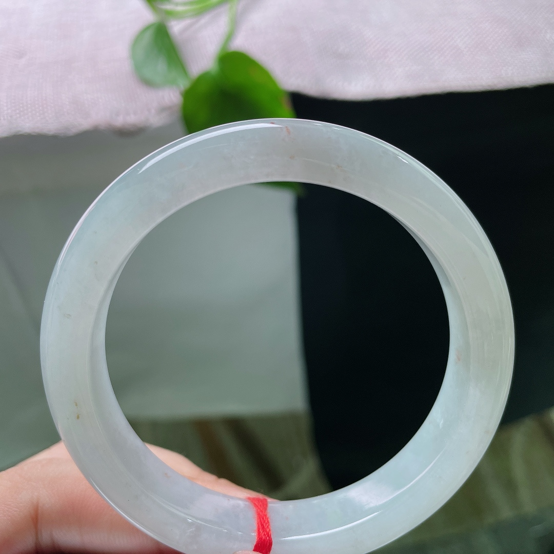 57.6/11.9/8.8，白底正圈，无裂，净润白底散落细碎红翡，一花一韵，素雅之中藏着恰到好处的灵