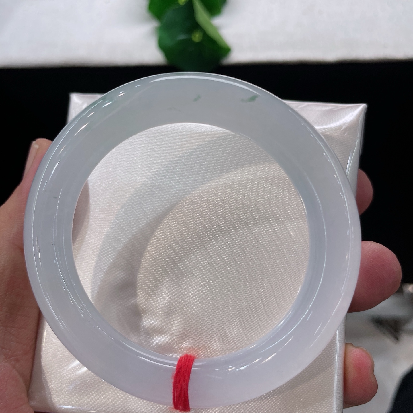 圈口55/10.8，冰飘花正圈，55/56正圈可戴，高冰起光，冰玉栖碎翠，清宁绕腕间，无裂