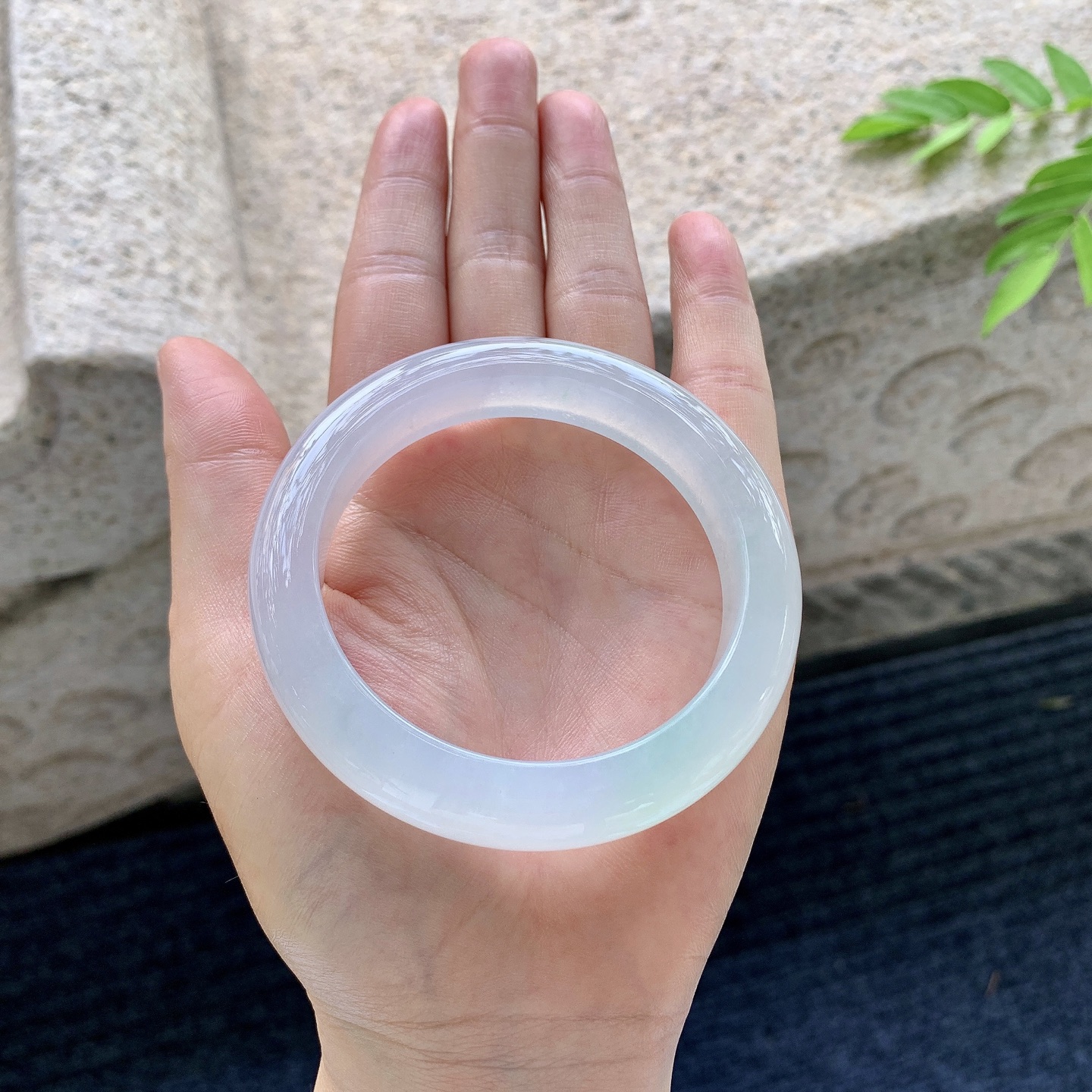 正圈53 54，圈口54.9/11.6/9.2，编码HC073014，冰糯春彩，水润，种老，细腻，无裂。