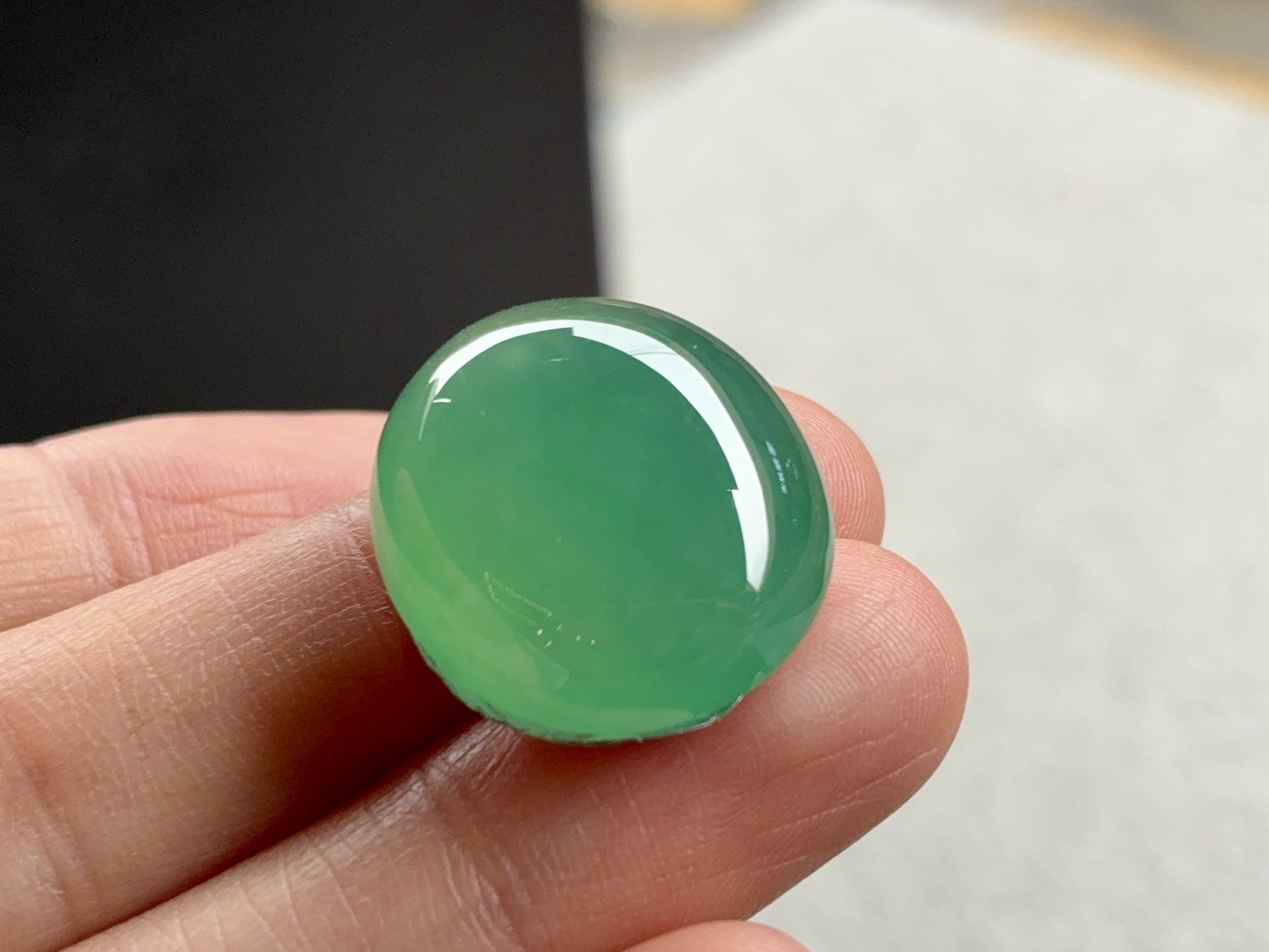 冰绿蛋面 尺寸：22.2×19.6×10.4 玉蕴灵气，岁久弥珍