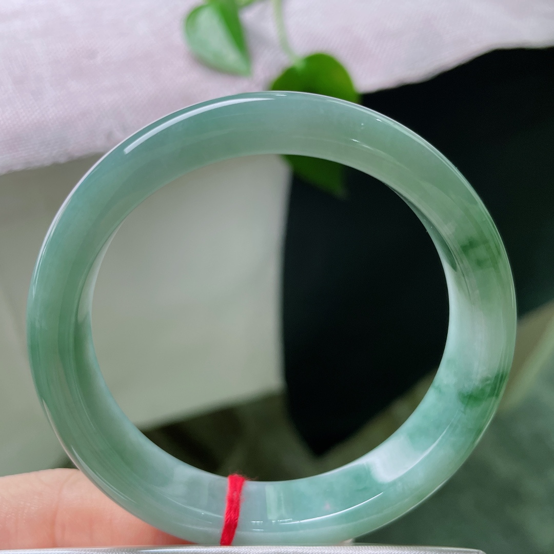 55.5/12.3/7.9，飘花正圈，无裂，底色如水波荡漾，几抹鲜活绿花悠然点缀，水光充盈，腕间自带恬淡从容，ss56477a