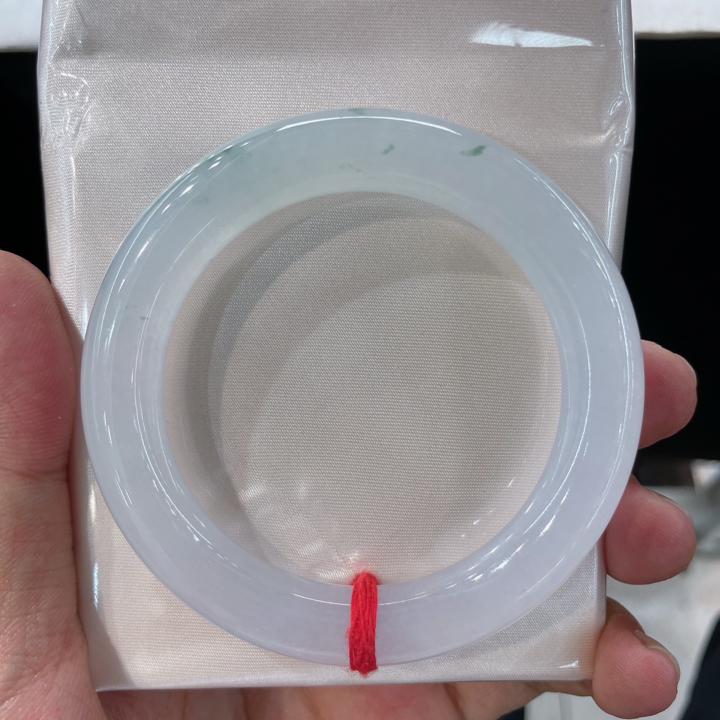 圈口55/10.8，冰飘花正圈，55/56正圈可戴，高冰起光，冰玉栖碎翠，清宁绕腕间，无裂