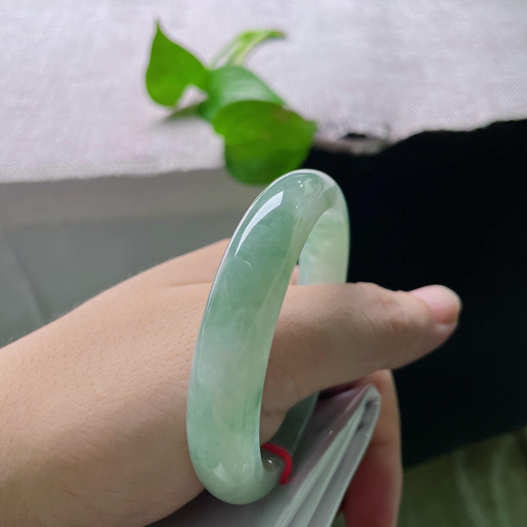 飘花贵妃，有纹，冰润油飘花，湖水清绿融于玉底，流云般翠色缓缓流淌，腕间藏一汪山间清泉。ss55861a