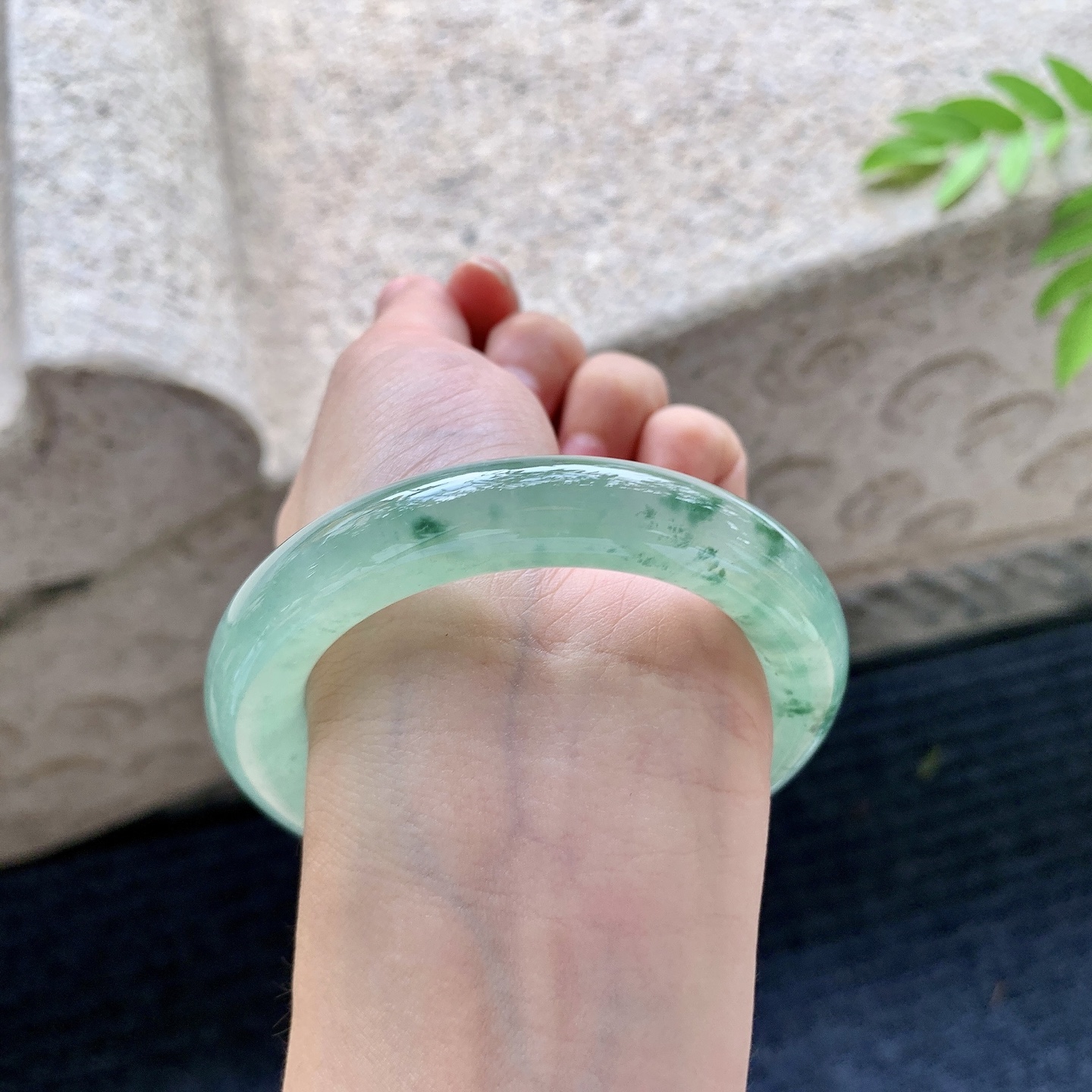 圆条53 54，圈口54.2/11.4/11.2，编码TB073047，冰糯油绿，飘花，水润，种老，细腻，无裂。