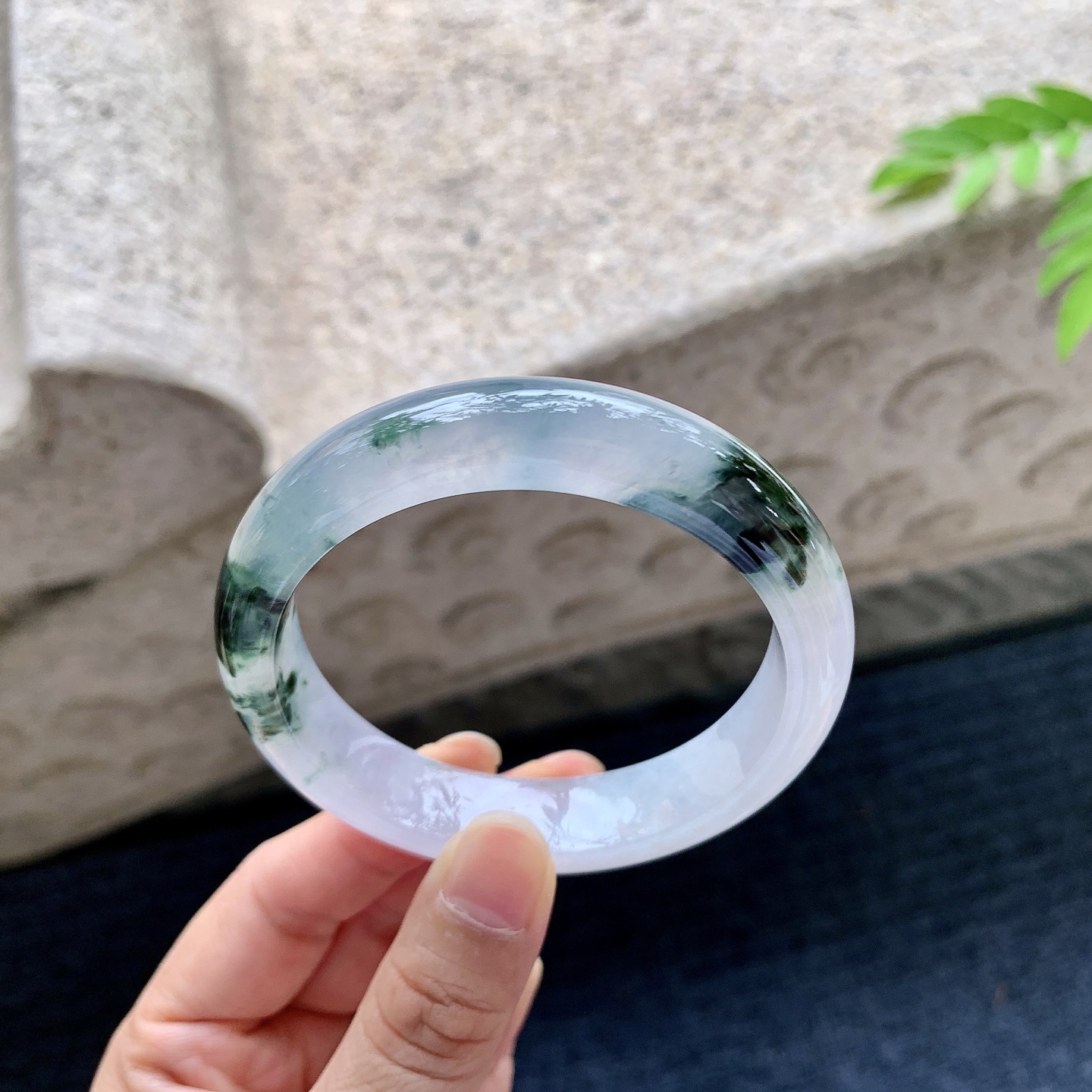 正圈55 56，圈口56/13/8.1，编码HC073024，描述：冰糯飘花，水润，种老，细腻，无裂。