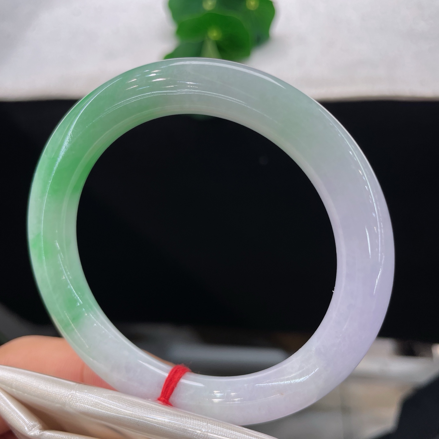 圈口55.3/9.7，春带彩圆条手镯，55/56可戴，柔紫漫绕镯身，碧翠轻栖一隅，清润玉光婉转流淌。无裂